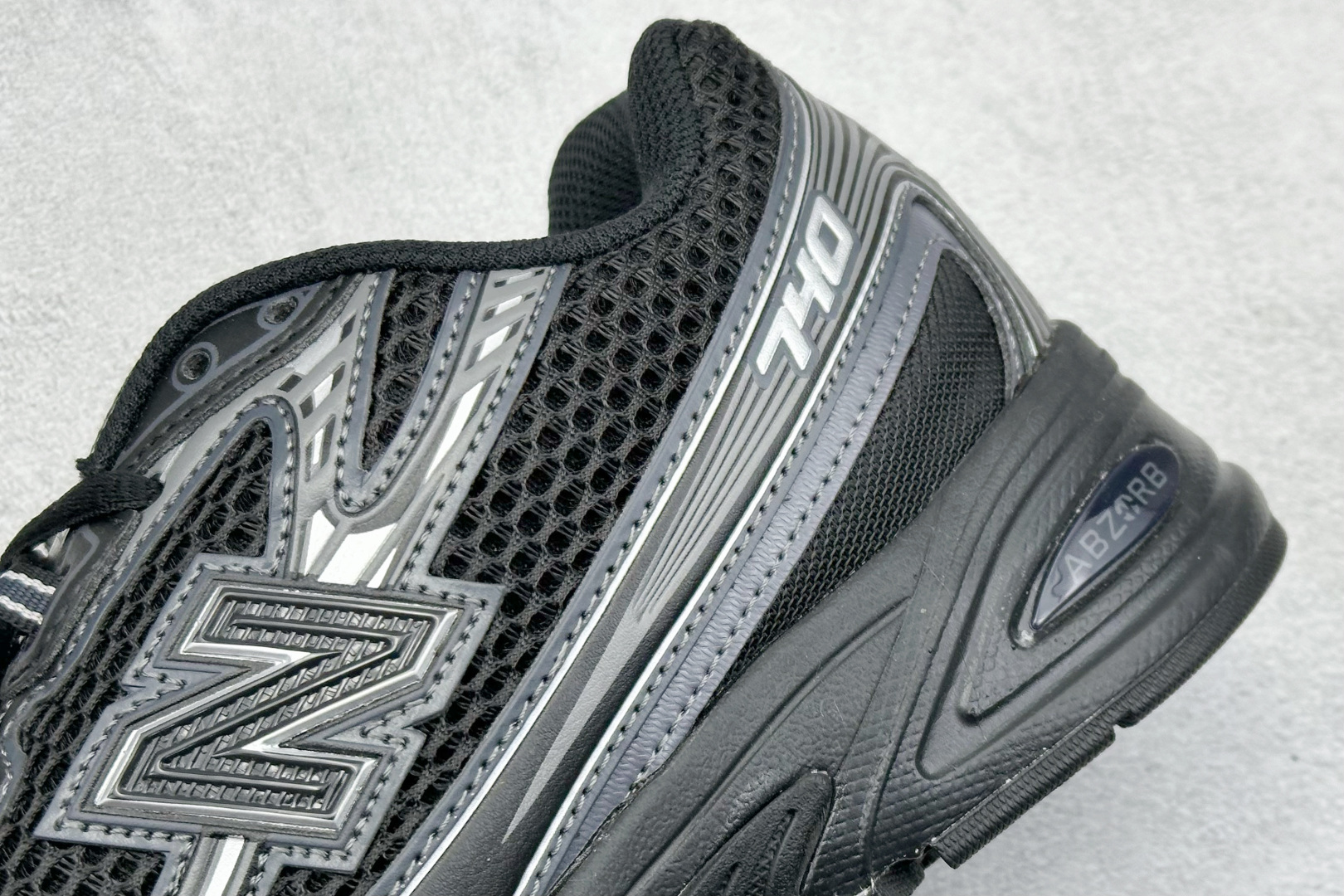  
K版 New Balance 740 复古跑鞋 
小红书爆款 官网售罄
这双鞋确实是NB家经典复古款