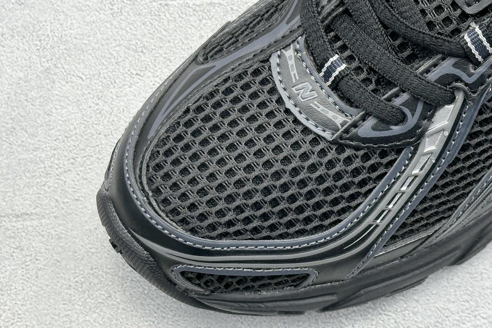  
K版 New Balance 740 复古跑鞋 
小红书爆款 官网售罄
这双鞋确实是NB家经典复古款