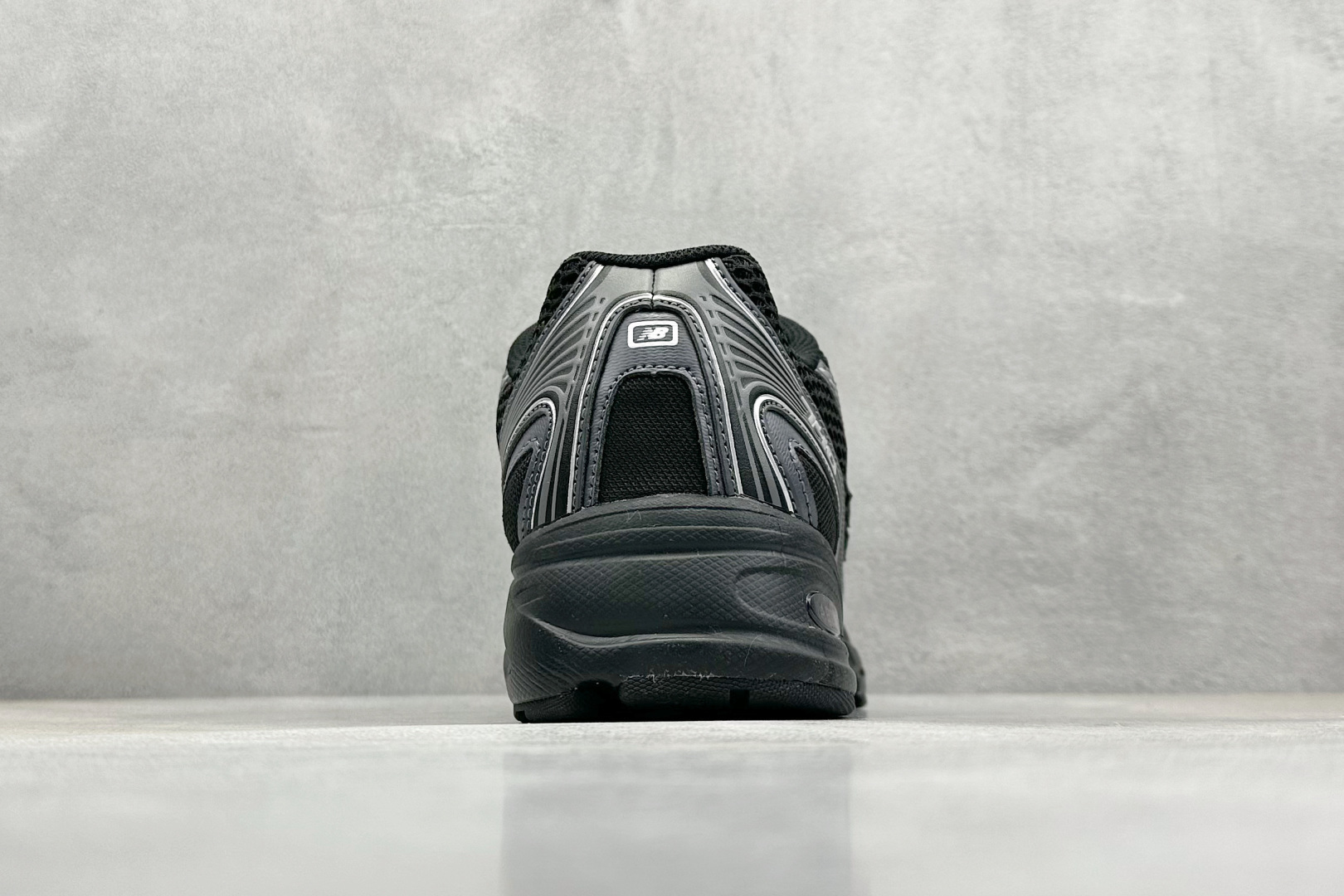  
K版 New Balance 740 复古跑鞋 
小红书爆款 官网售罄
这双鞋确实是NB家经典复古款