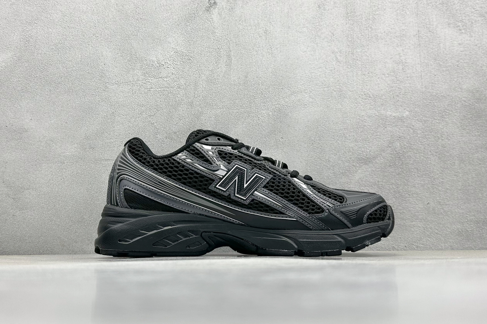  
K版 New Balance 740 复古跑鞋 
小红书爆款 官网售罄
这双鞋确实是NB家经典复古款