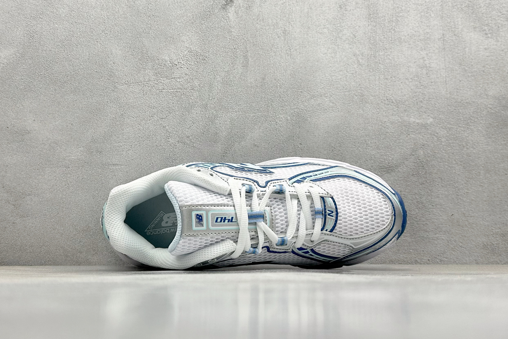 
K版 New Balance 740 复古跑鞋 
小红书爆款 官网售罄
这双鞋确实是NB家经典复古款