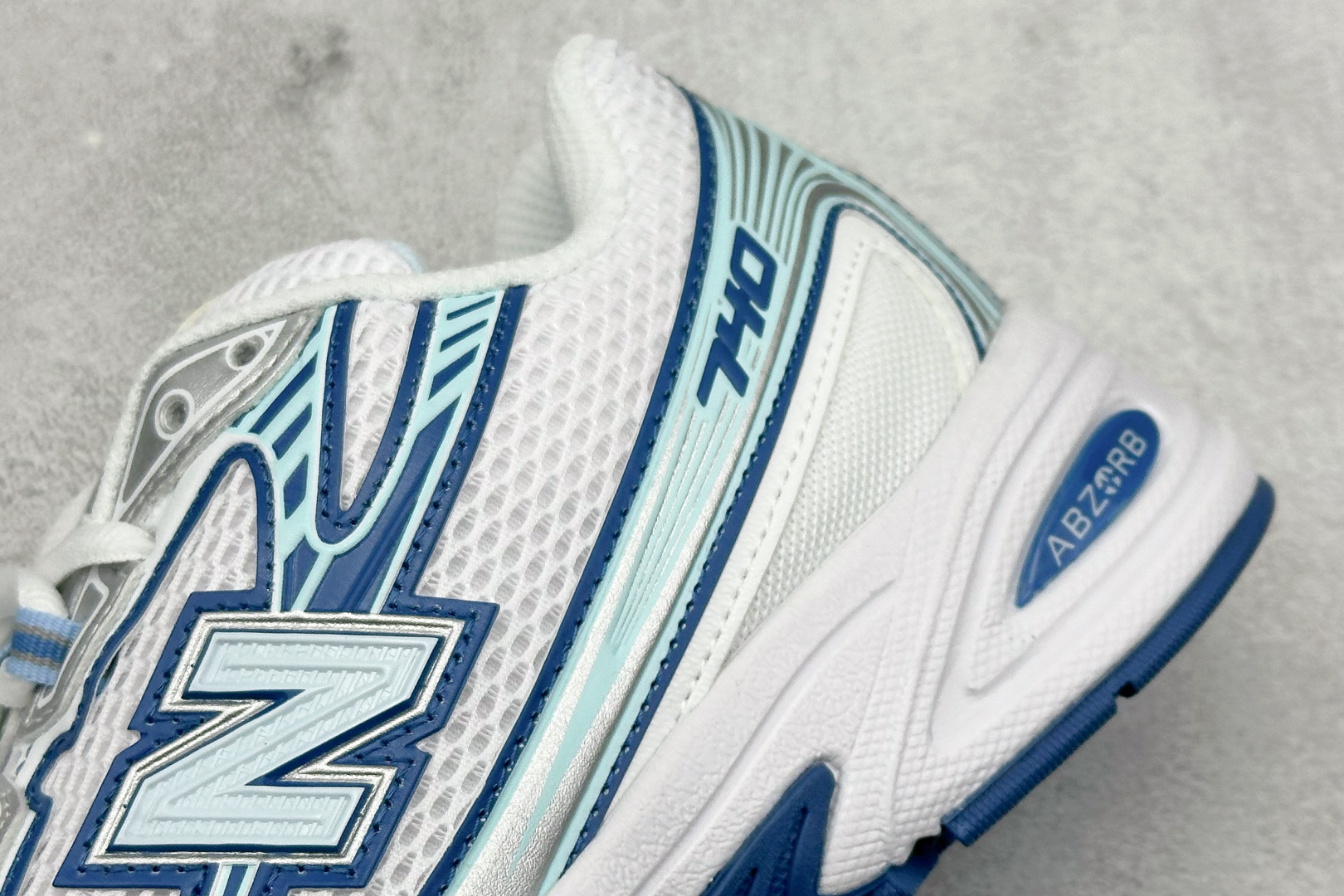  
K版 New Balance 740 复古跑鞋 
小红书爆款 官网售罄
这双鞋确实是NB家经典复古款