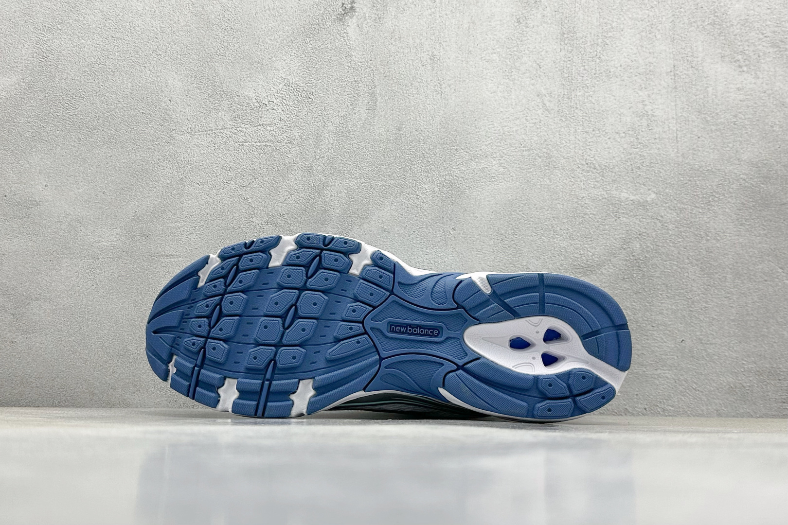  
K版 New Balance 740 复古跑鞋 
小红书爆款 官网售罄
这双鞋确实是NB家经典复古款