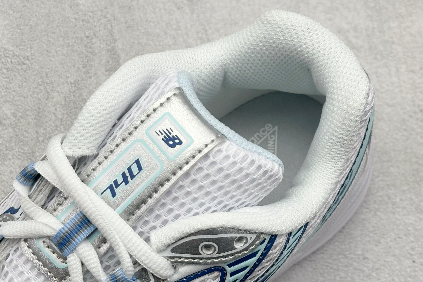  
K版 New Balance 740 复古跑鞋 
小红书爆款 官网售罄
这双鞋确实是NB家经典复古款