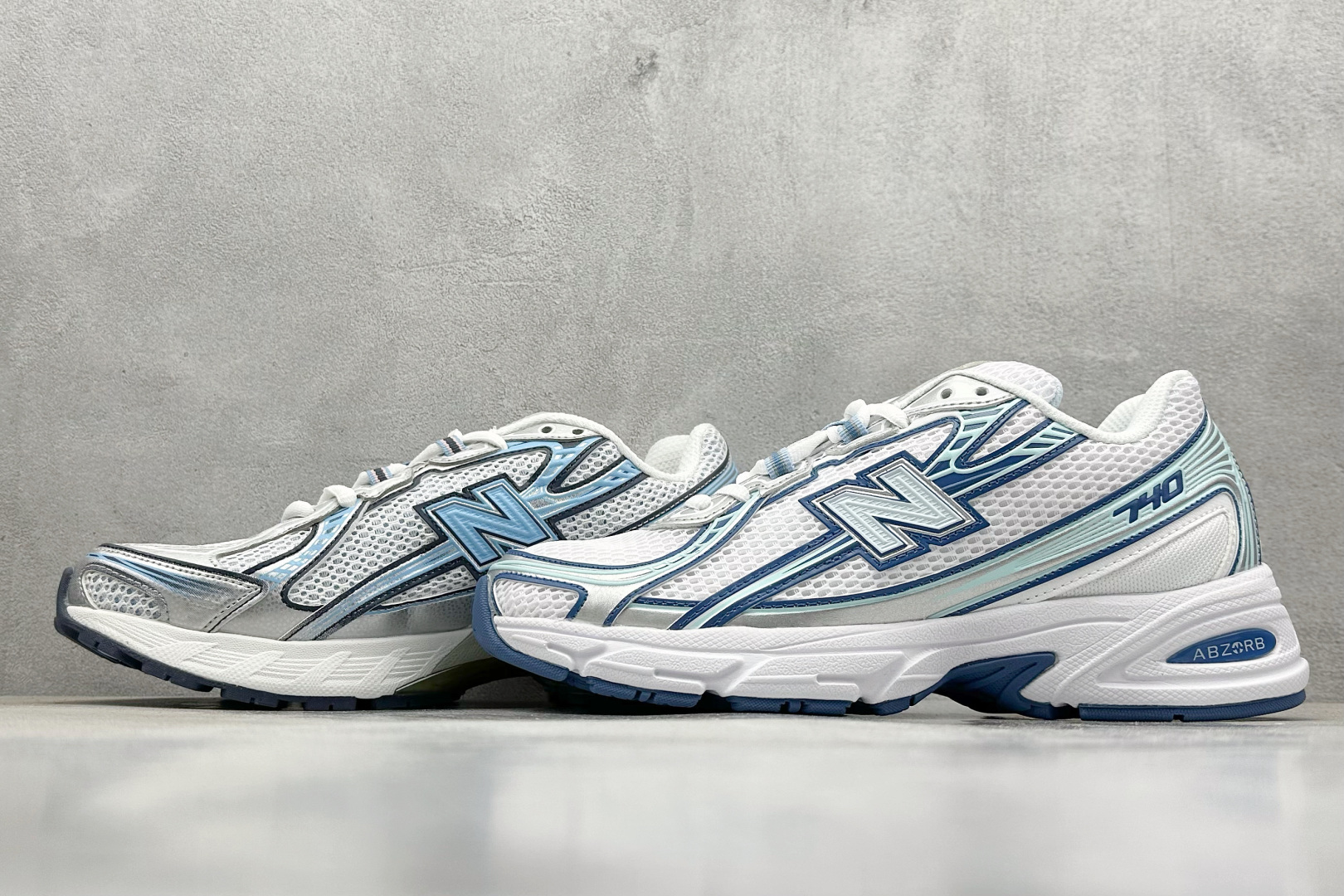  
K版 New Balance 740 复古跑鞋 
小红书爆款 官网售罄
这双鞋确实是NB家经典复古款