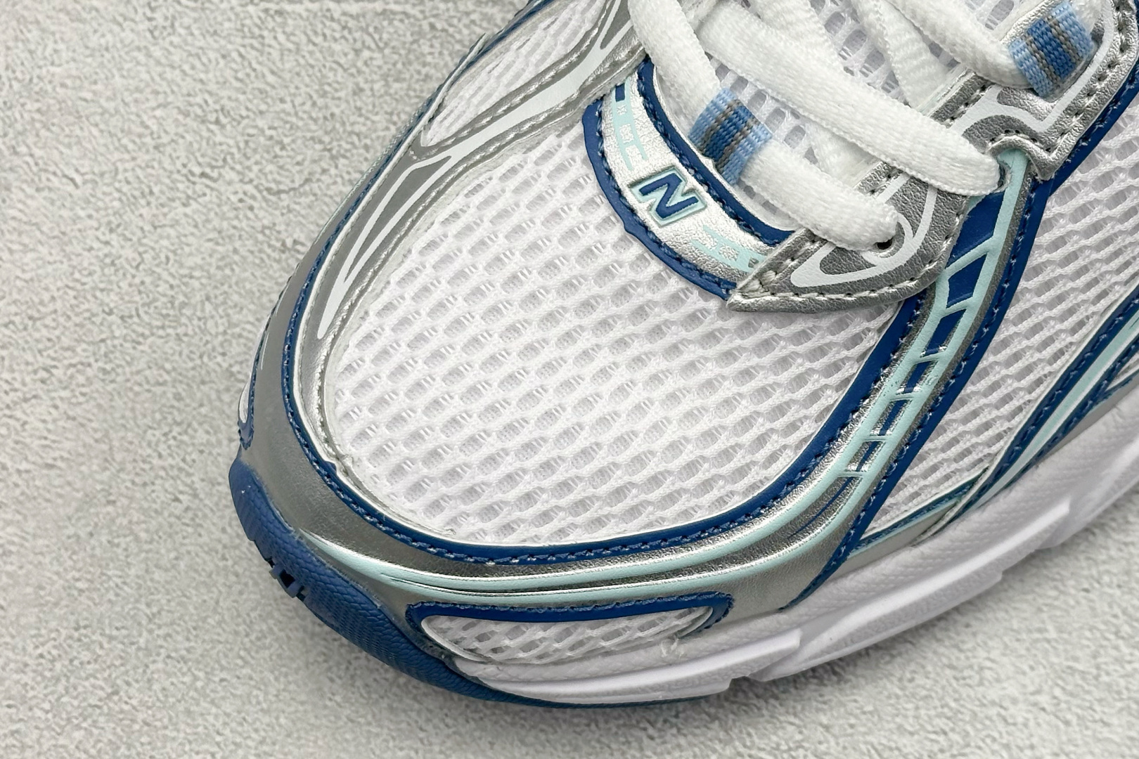  
K版 New Balance 740 复古跑鞋 
小红书爆款 官网售罄
这双鞋确实是NB家经典复古款