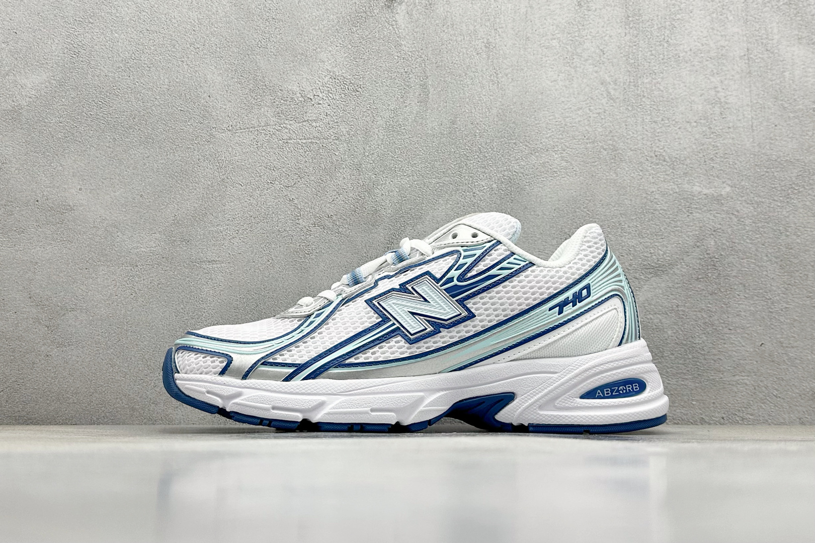  
K版 New Balance 740 复古跑鞋 
小红书爆款 官网售罄
这双鞋确实是NB家经典复古款