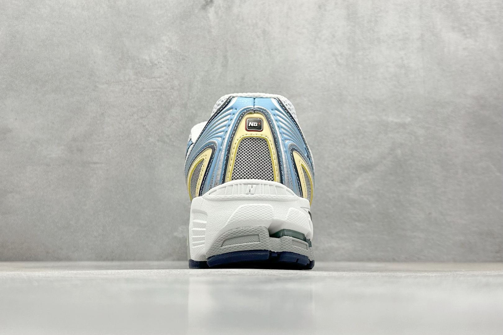  
K版 New Balance 740 复古跑鞋 
小红书爆款 官网售罄
这双鞋确实是NB家经典复古款