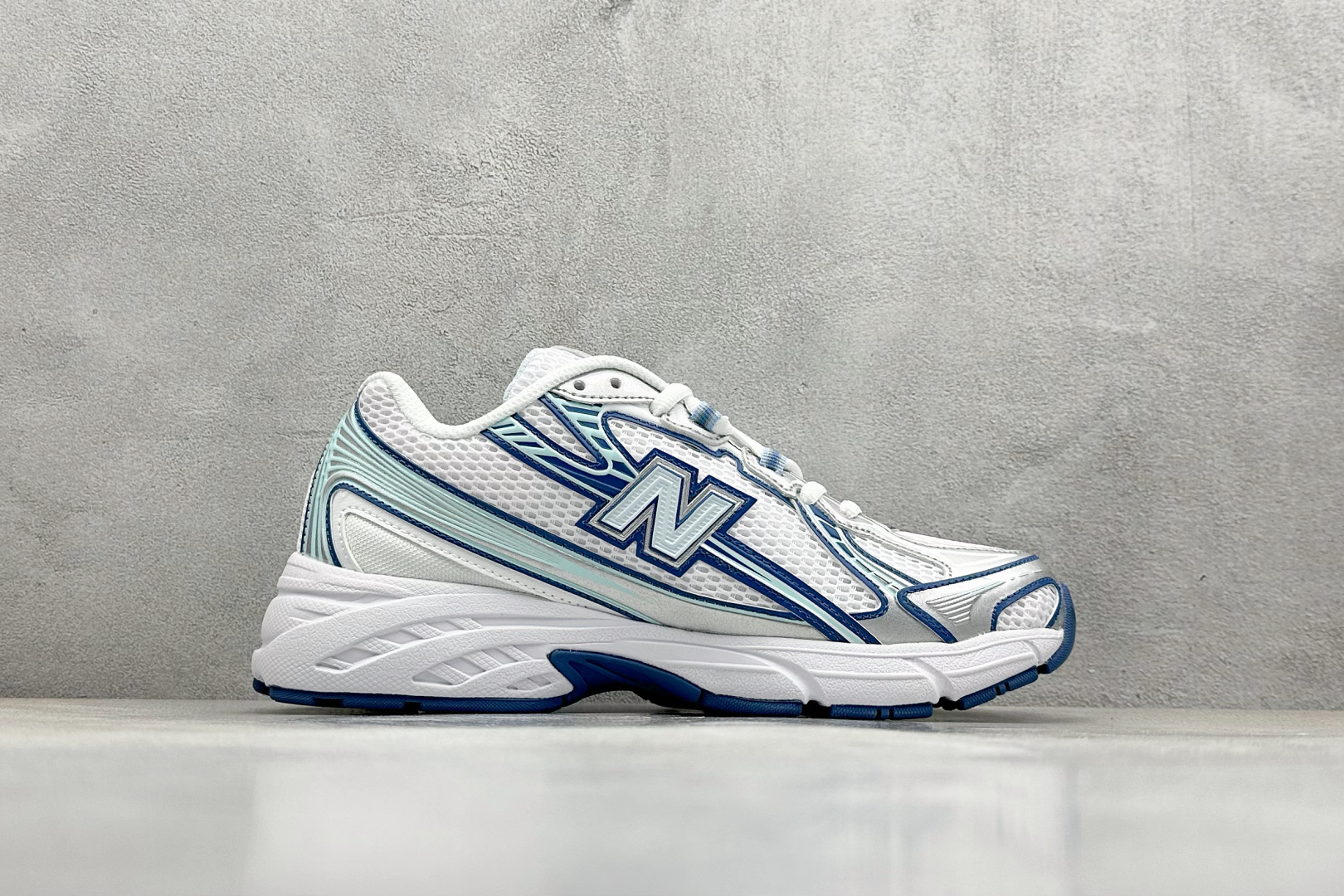  
K版 New Balance 740 复古跑鞋 
小红书爆款 官网售罄
这双鞋确实是NB家经典复古款