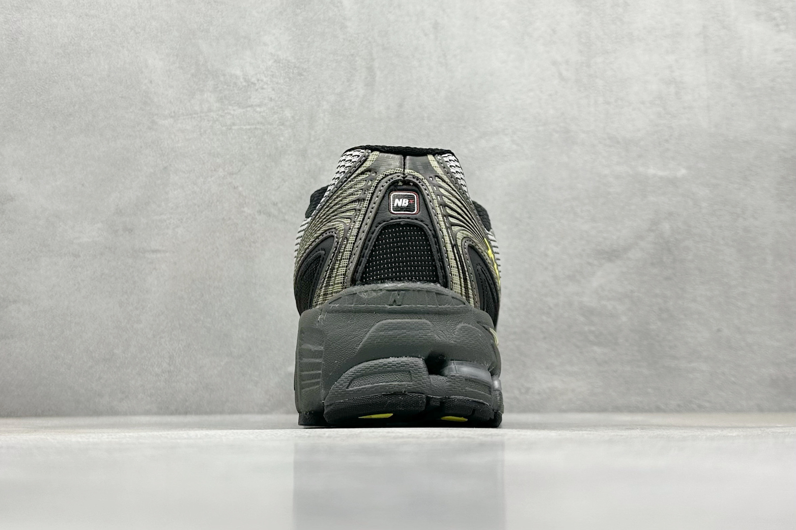  
K版 New Balance 740 复古跑鞋 
小红书爆款 官网售罄
这双鞋确实是NB家经典复古款