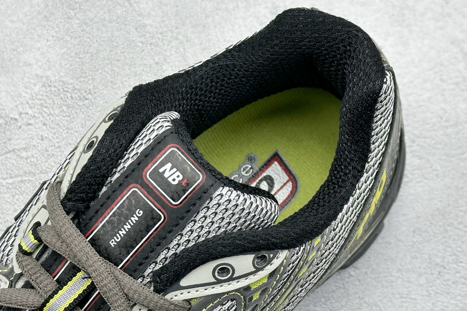  
K版 New Balance 740 复古跑鞋 
小红书爆款 官网售罄
这双鞋确实是NB家经典复古款