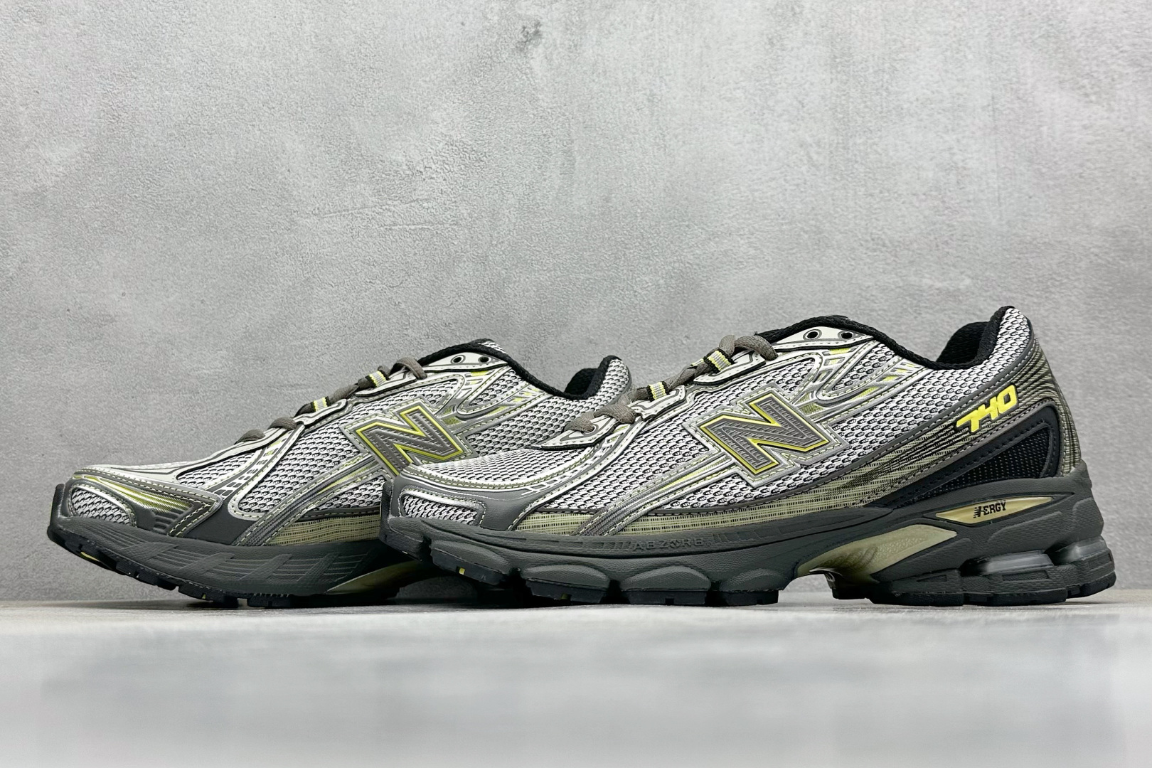  
K版 New Balance 740 复古跑鞋 
小红书爆款 官网售罄
这双鞋确实是NB家经典复古款