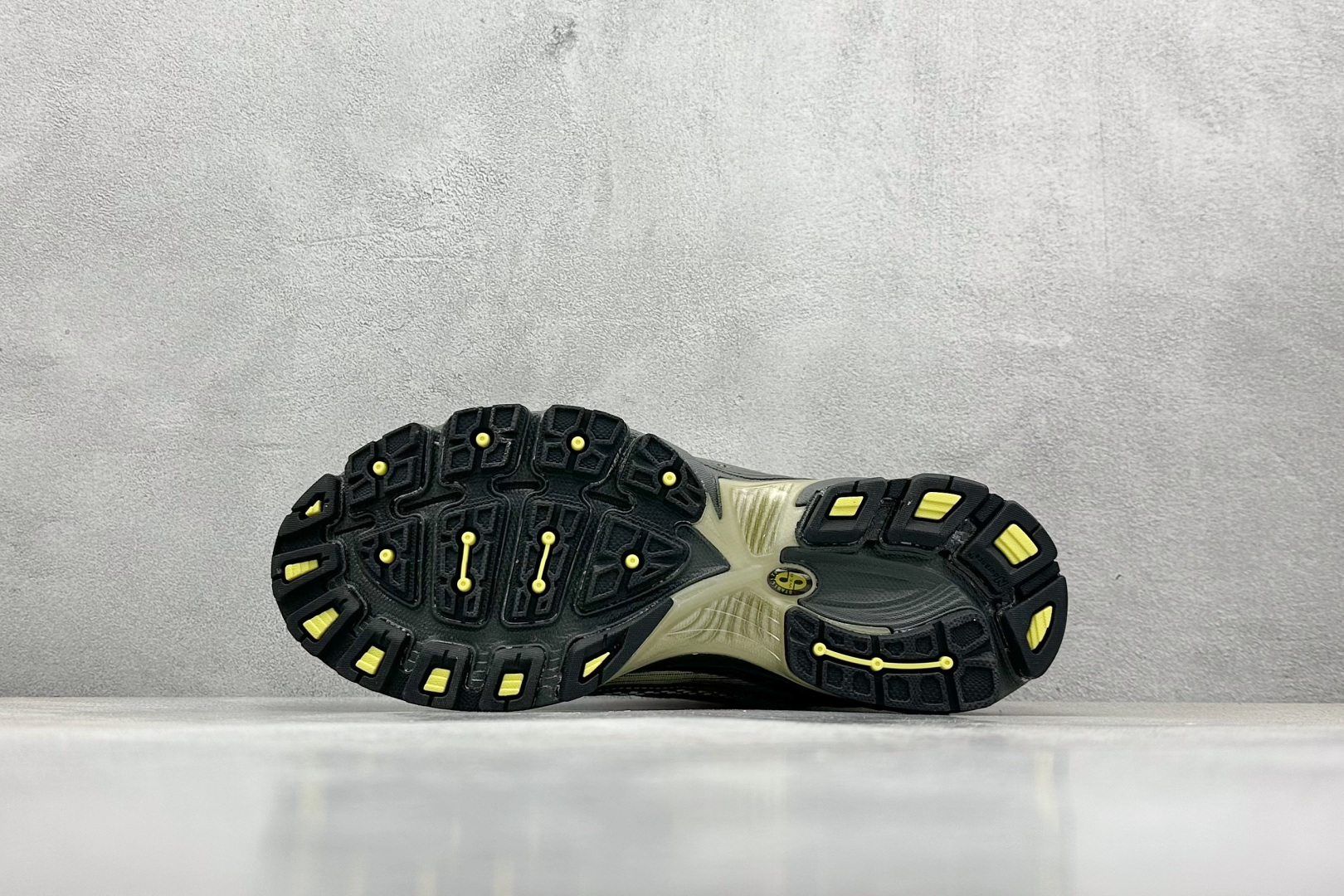  
K版 New Balance 740 复古跑鞋 
小红书爆款 官网售罄
这双鞋确实是NB家经典复古款