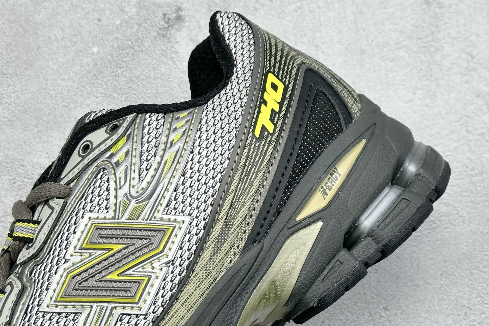 
K版 New Balance 740 复古跑鞋 
小红书爆款 官网售罄
这双鞋确实是NB家经典复古款