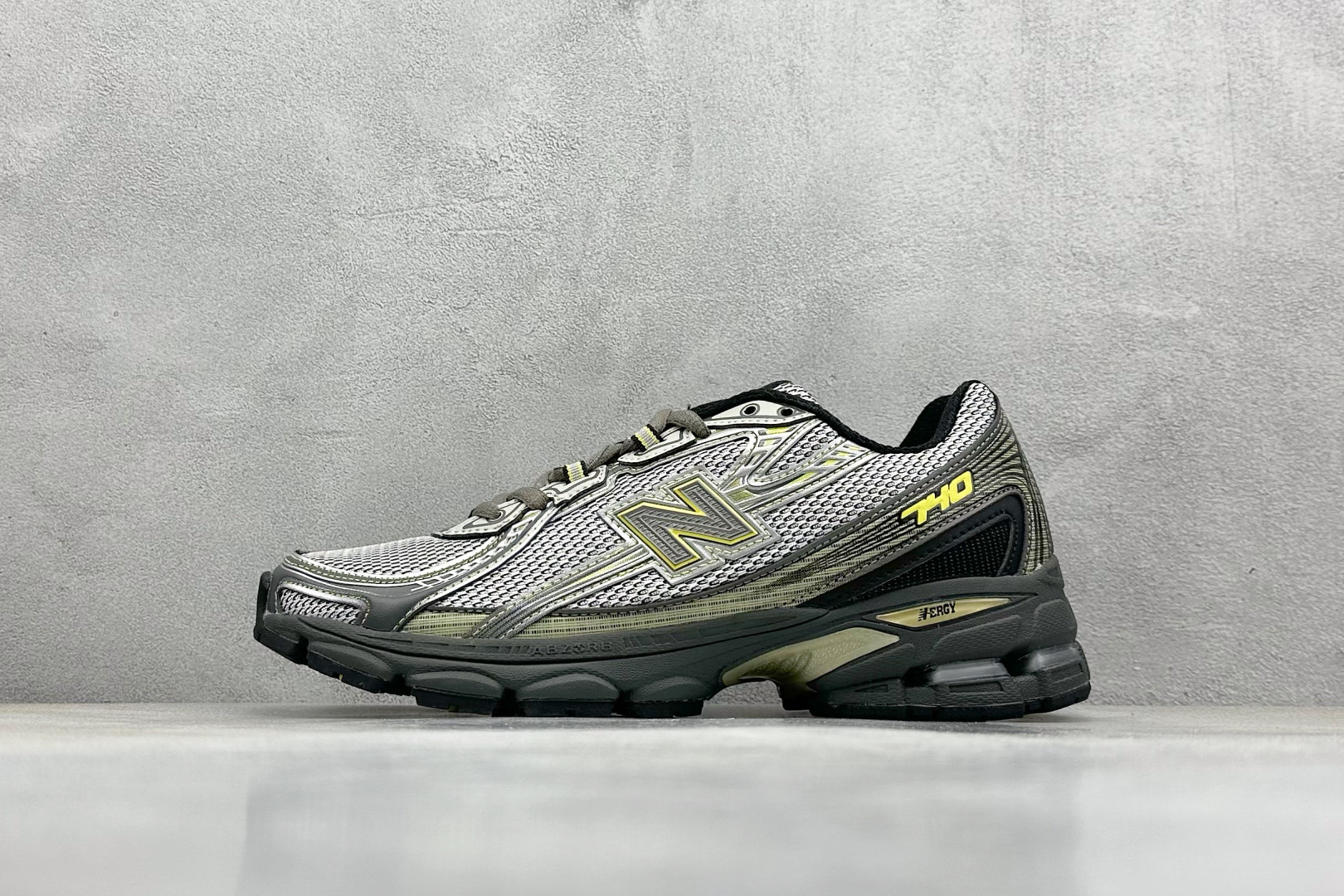  
K版 New Balance 740 复古跑鞋 
小红书爆款 官网售罄
这双鞋确实是NB家经典复古款