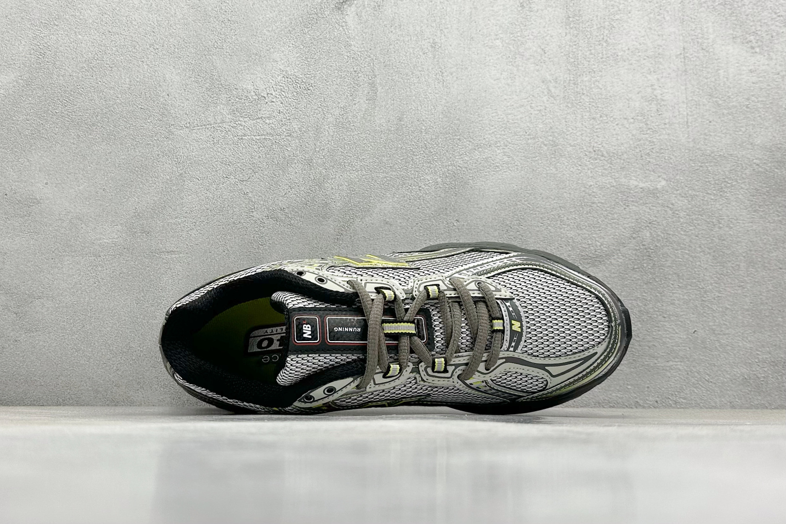  
K版 New Balance 740 复古跑鞋 
小红书爆款 官网售罄
这双鞋确实是NB家经典复古款