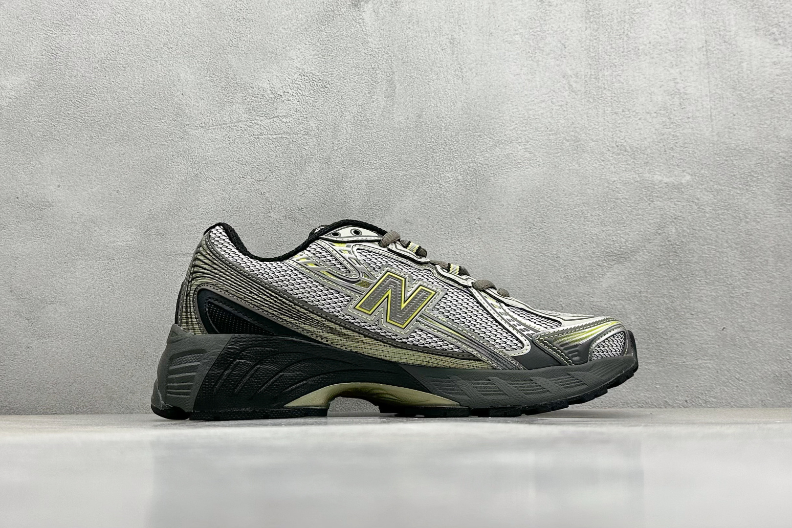  
K版 New Balance 740 复古跑鞋 
小红书爆款 官网售罄
这双鞋确实是NB家经典复古款