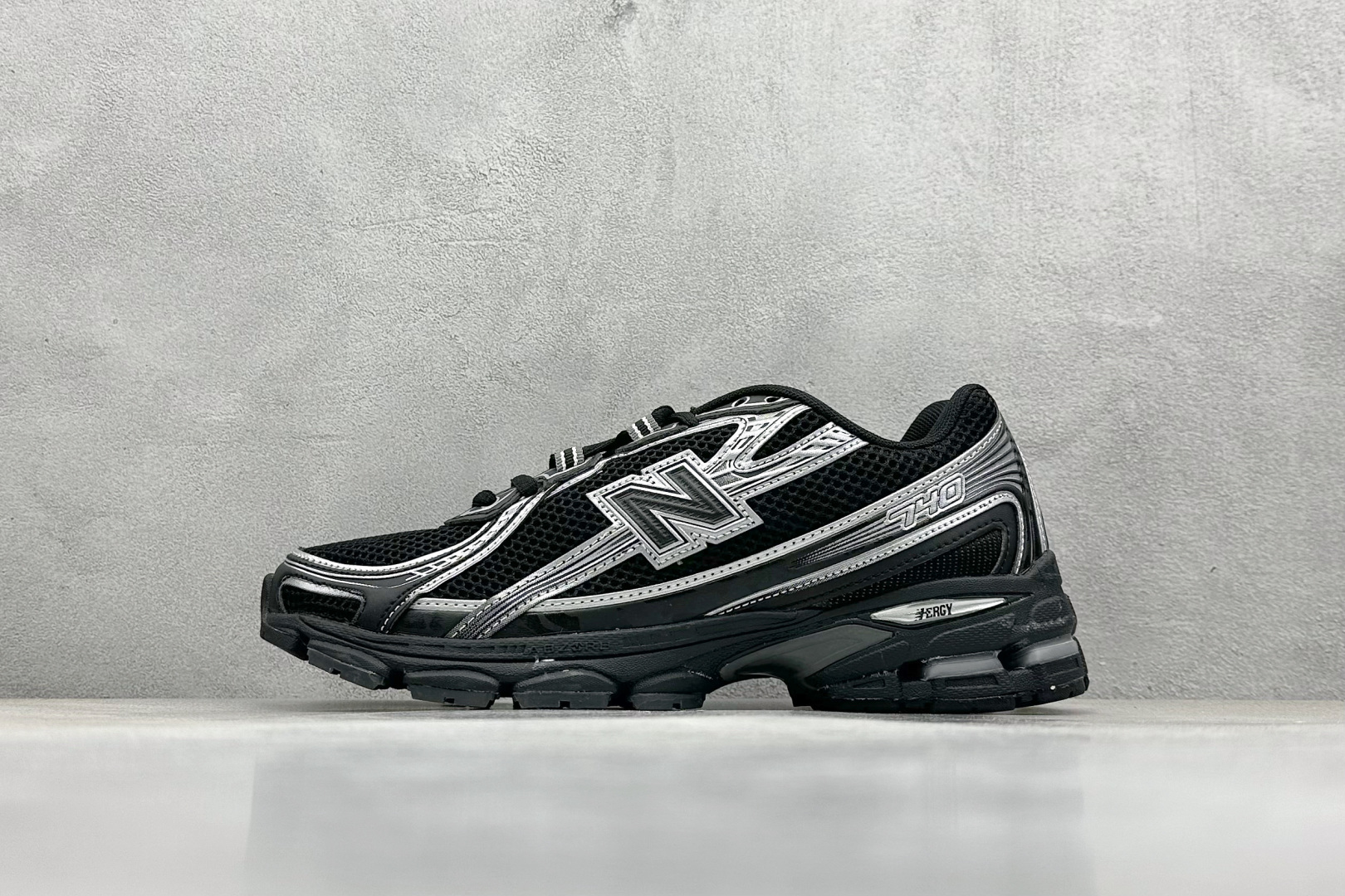  
K版 New Balance 740 复古跑鞋 
小红书爆款 官网售罄
这双鞋确实是NB家经典复古款