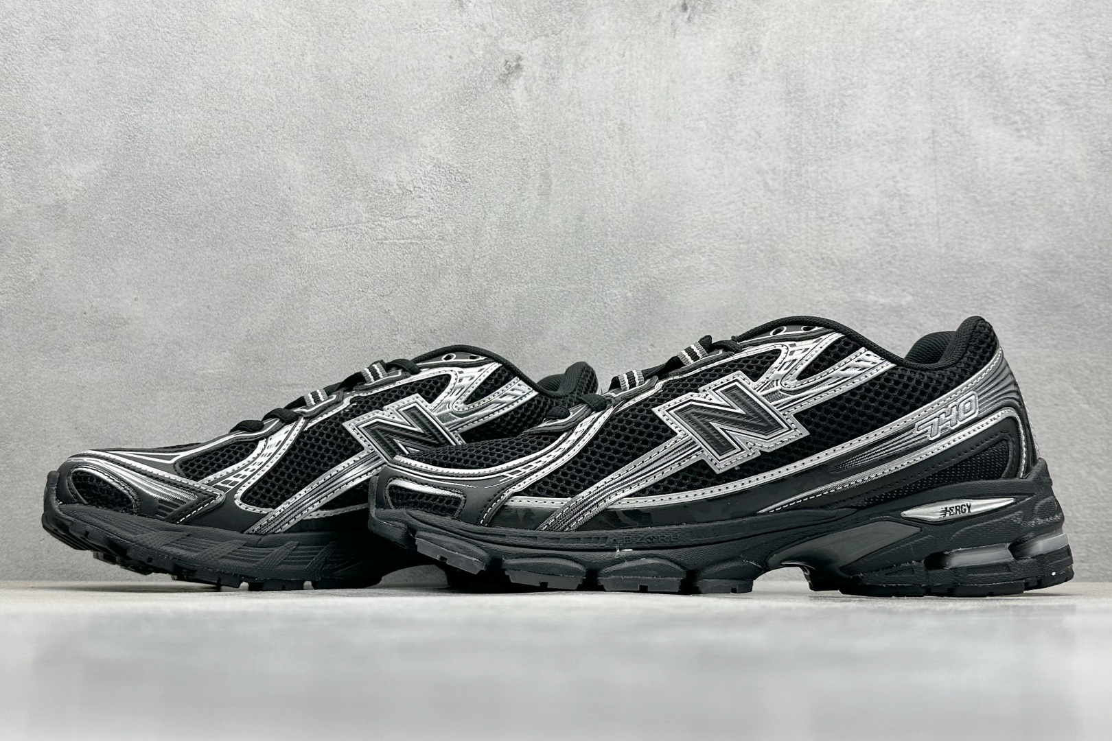  
K版 New Balance 740 复古跑鞋 
小红书爆款 官网售罄
这双鞋确实是NB家经典复古款