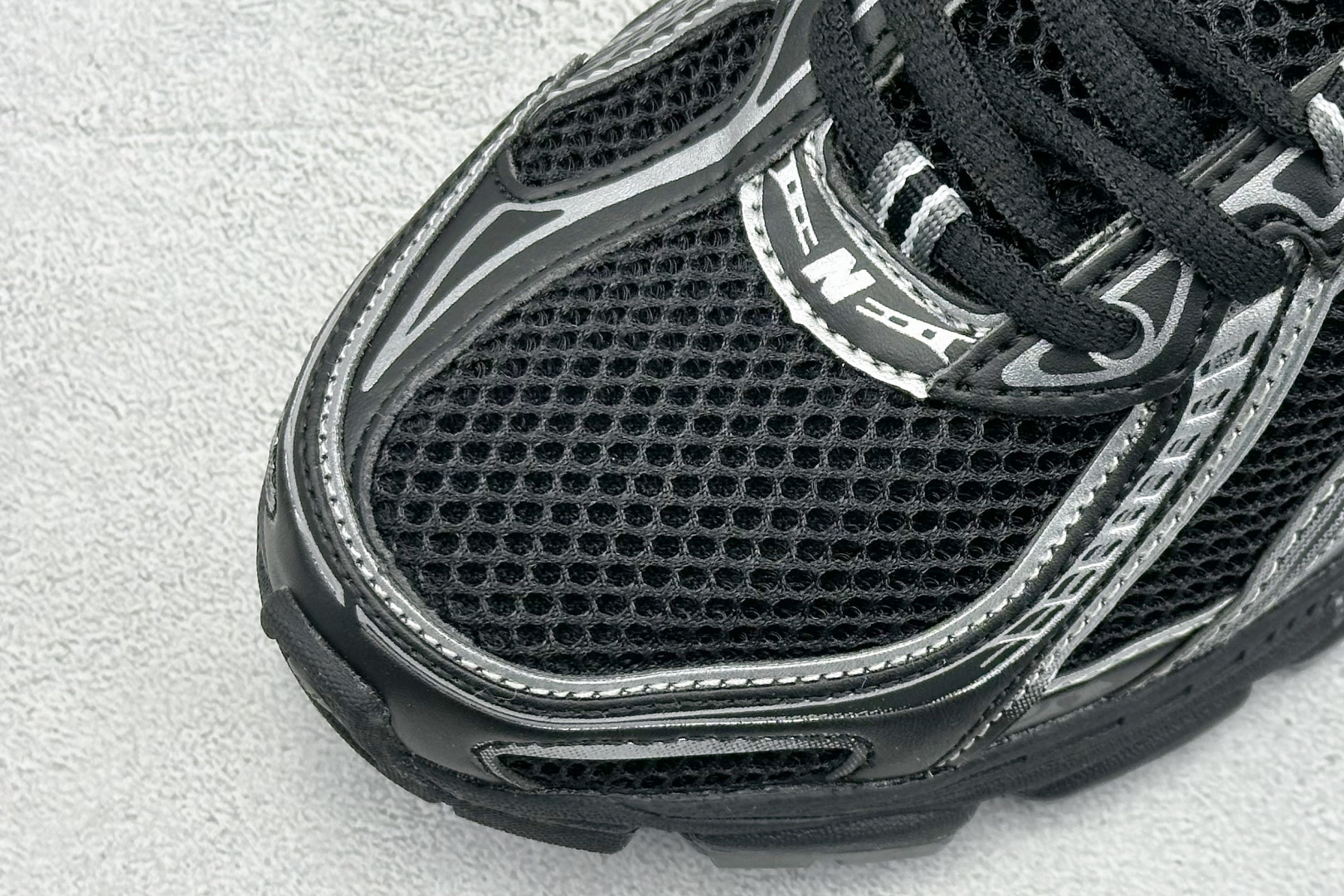  
K版 New Balance 740 复古跑鞋 
小红书爆款 官网售罄
这双鞋确实是NB家经典复古款