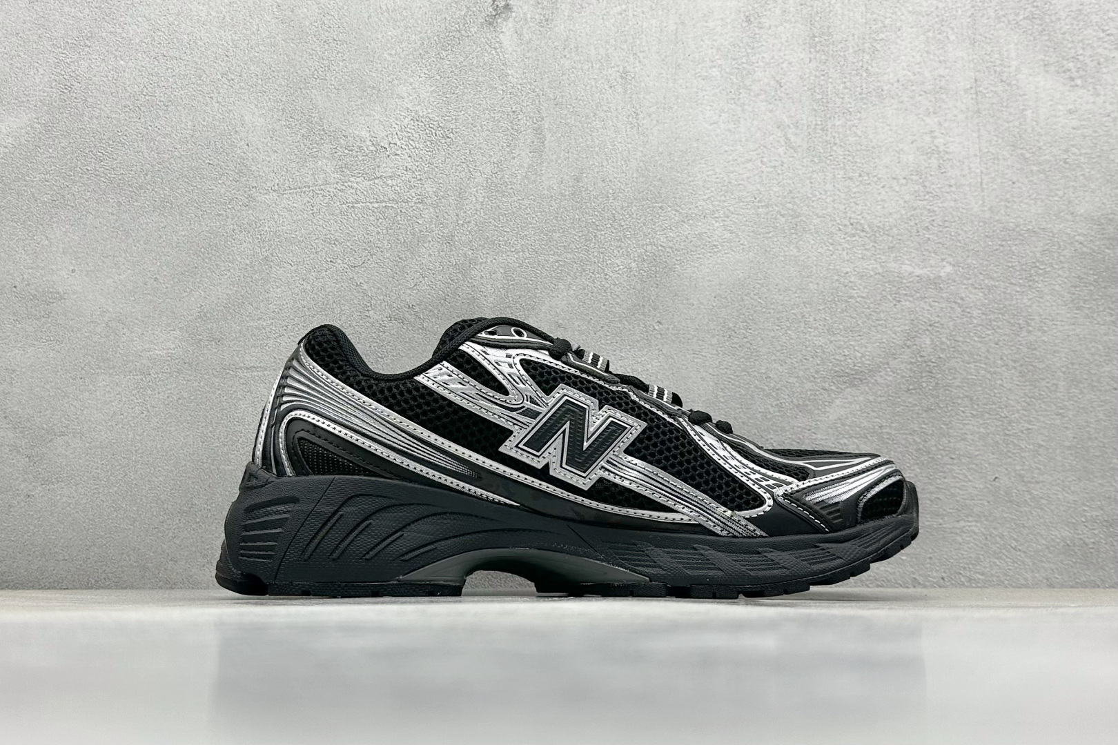  
K版 New Balance 740 复古跑鞋 
小红书爆款 官网售罄
这双鞋确实是NB家经典复古款