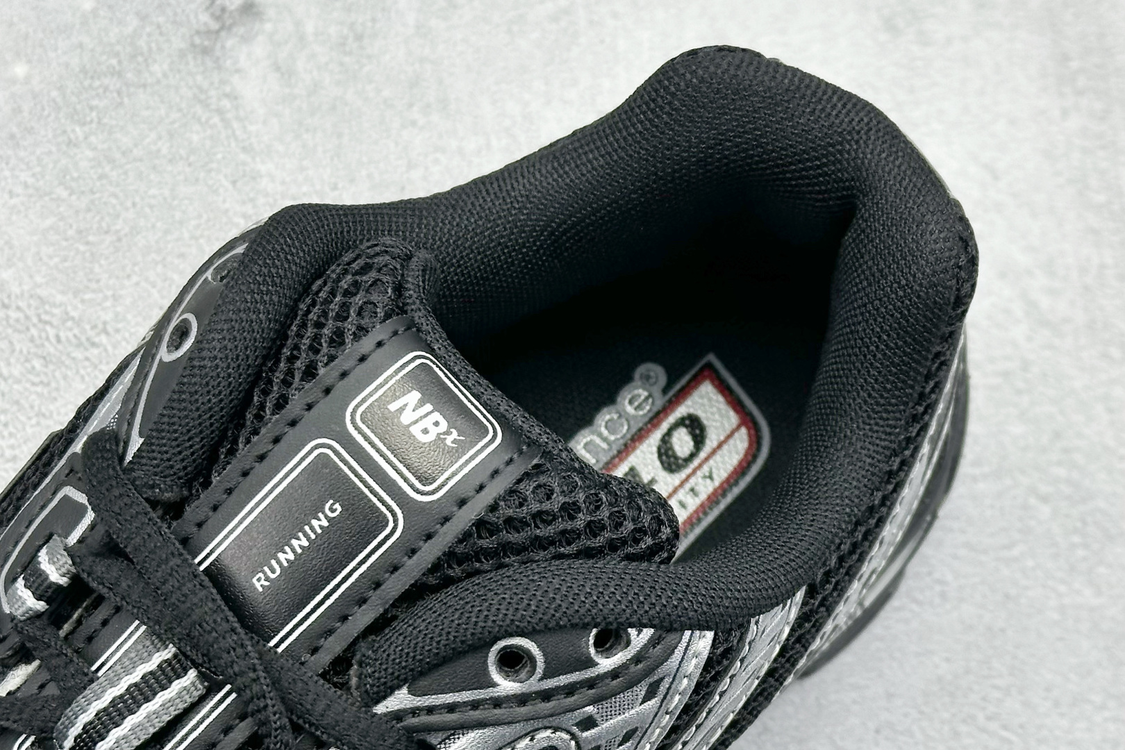  
K版 New Balance 740 复古跑鞋 
小红书爆款 官网售罄
这双鞋确实是NB家经典复古款