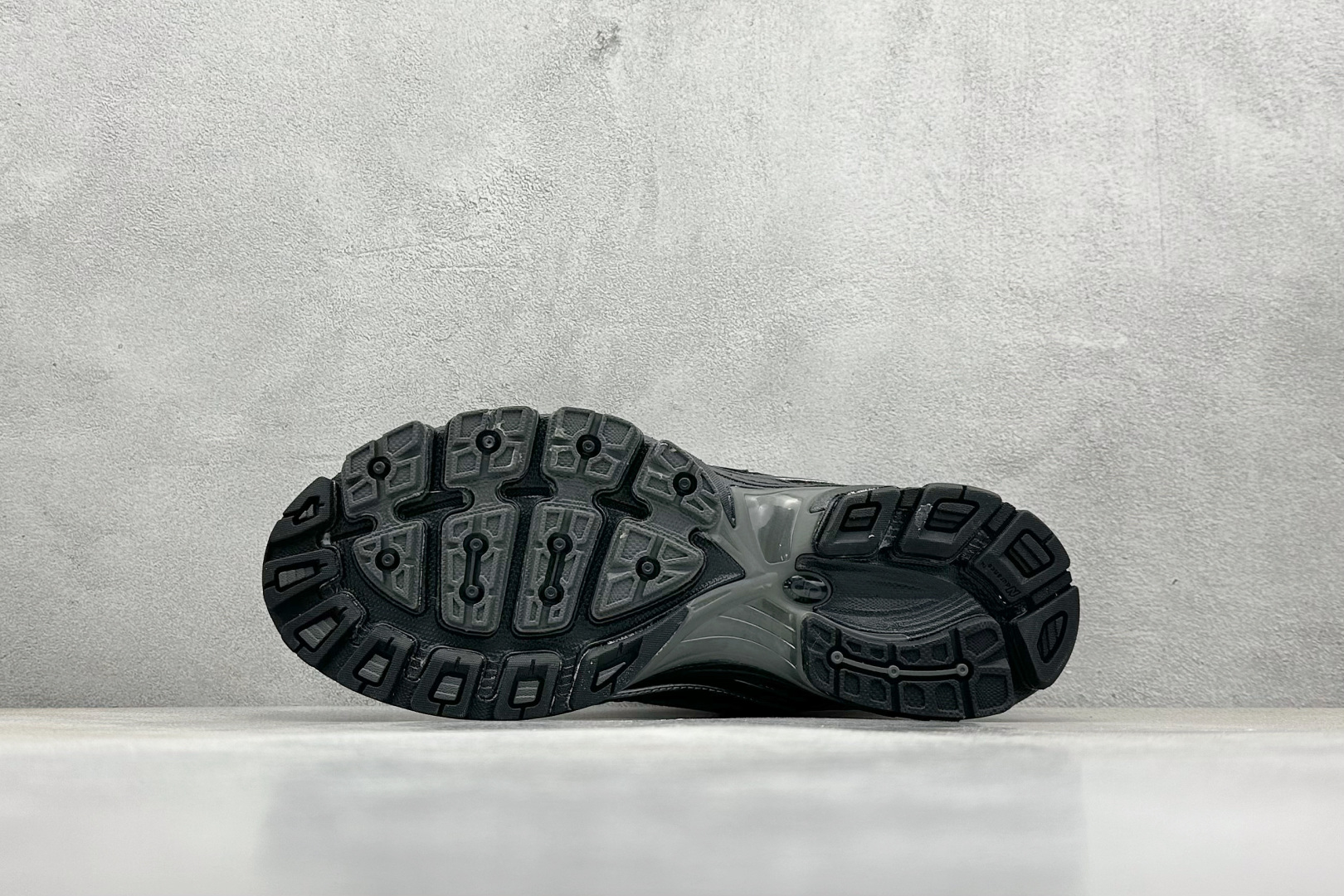  
K版 New Balance 740 复古跑鞋 
小红书爆款 官网售罄
这双鞋确实是NB家经典复古款
