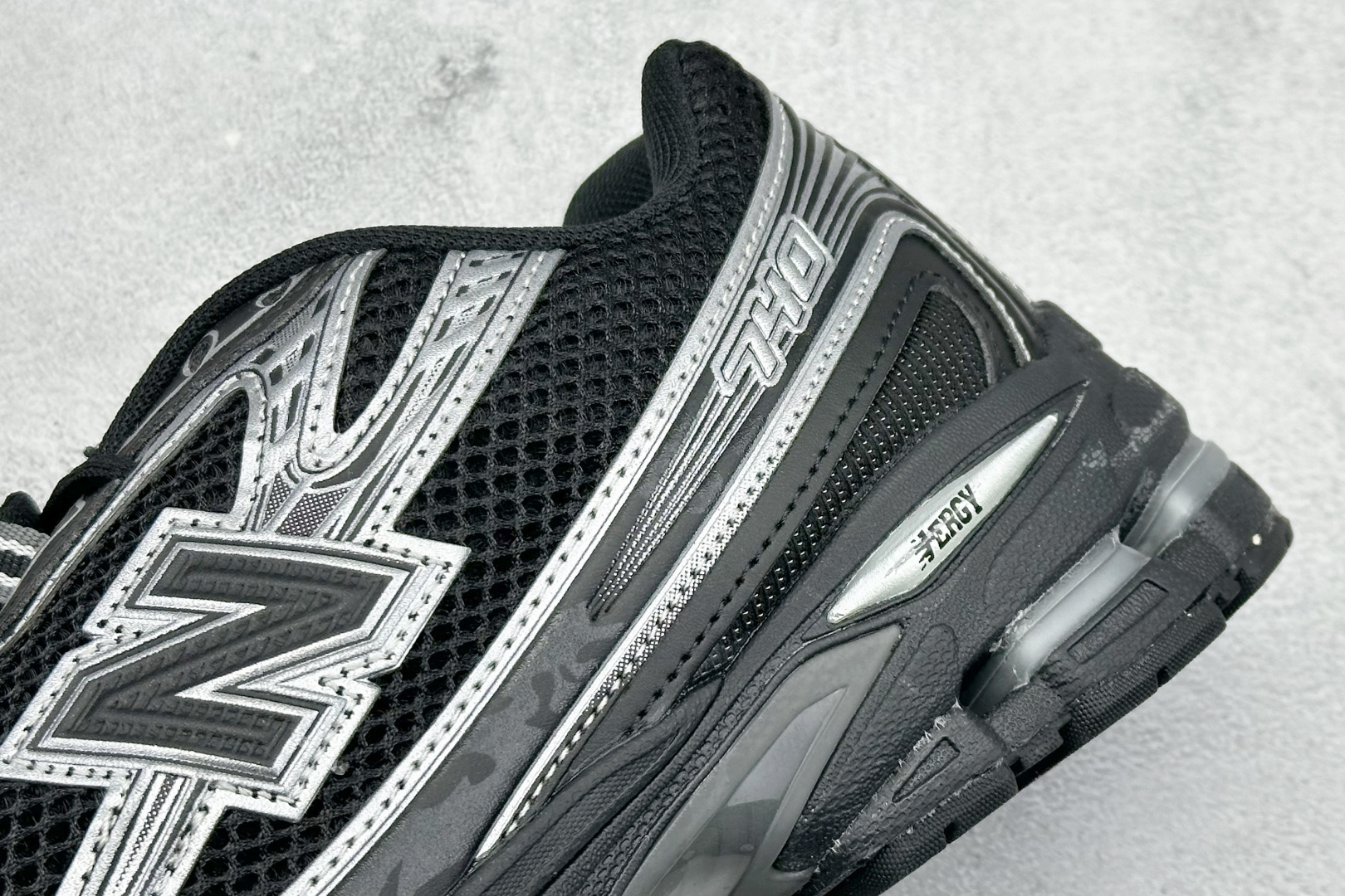  
K版 New Balance 740 复古跑鞋 
小红书爆款 官网售罄
这双鞋确实是NB家经典复古款