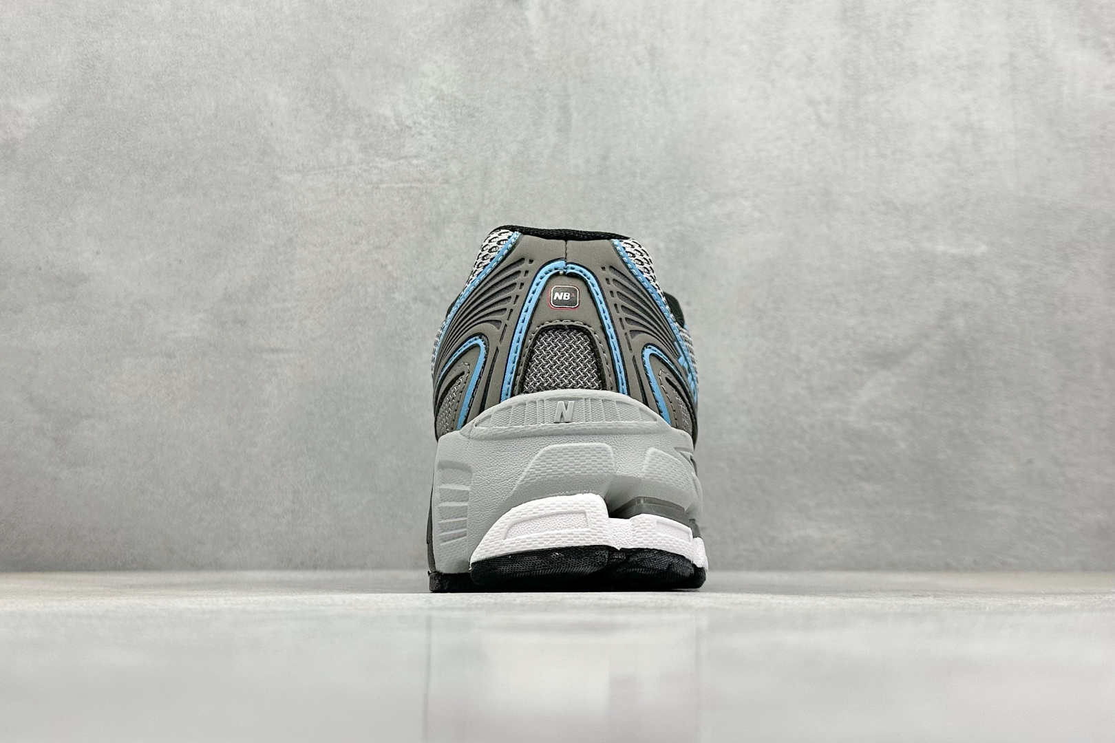  
K版 New Balance 740 复古跑鞋 
小红书爆款 官网售罄
这双鞋确实是NB家经典复古款