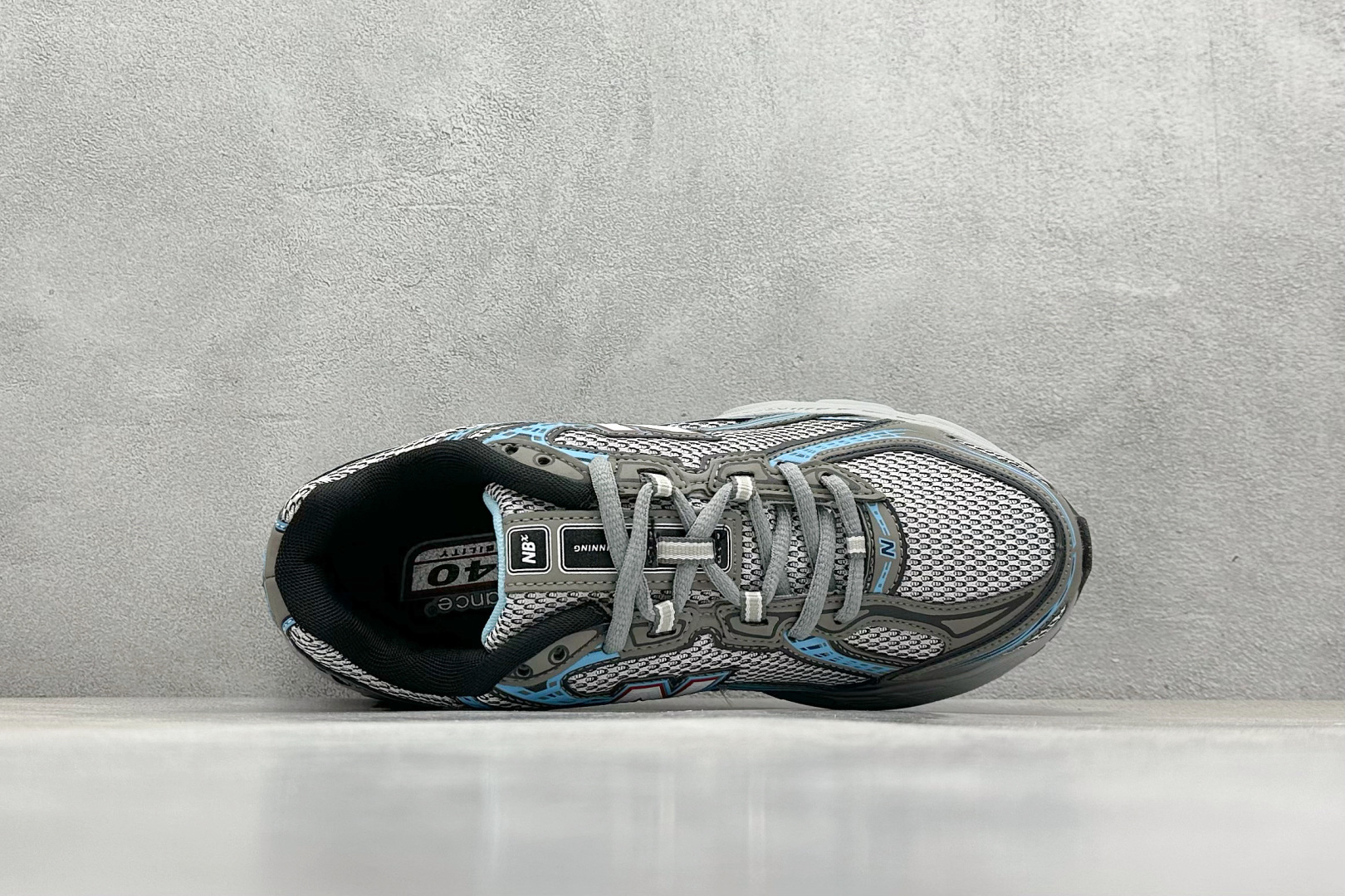  
K版 New Balance 740 复古跑鞋 
小红书爆款 官网售罄
这双鞋确实是NB家经典复古款