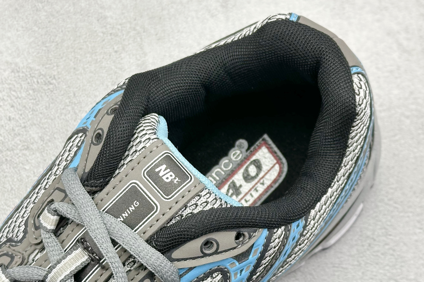  
K版 New Balance 740 复古跑鞋 
小红书爆款 官网售罄
这双鞋确实是NB家经典复古款
