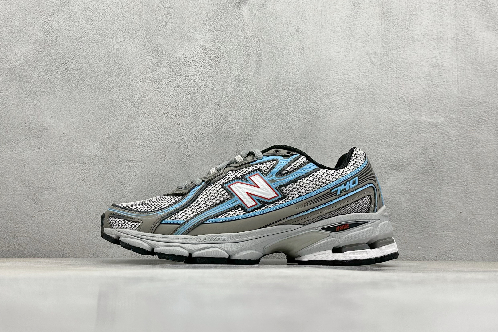  
K版 New Balance 740 复古跑鞋 
小红书爆款 官网售罄
这双鞋确实是NB家经典复古款