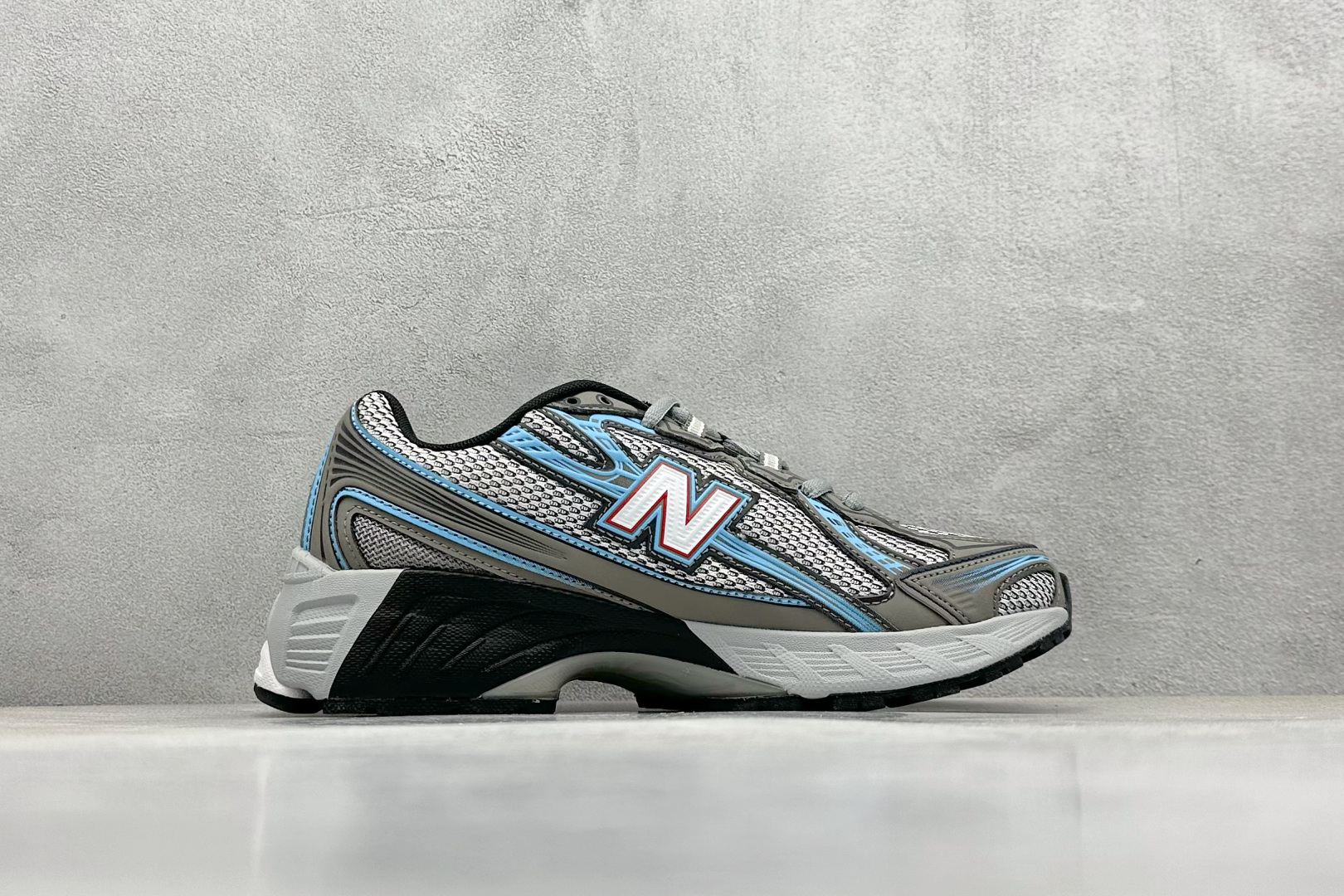  
K版 New Balance 740 复古跑鞋 
小红书爆款 官网售罄
这双鞋确实是NB家经典复古款