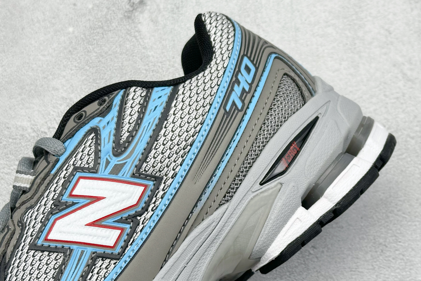  
K版 New Balance 740 复古跑鞋 
小红书爆款 官网售罄
这双鞋确实是NB家经典复古款