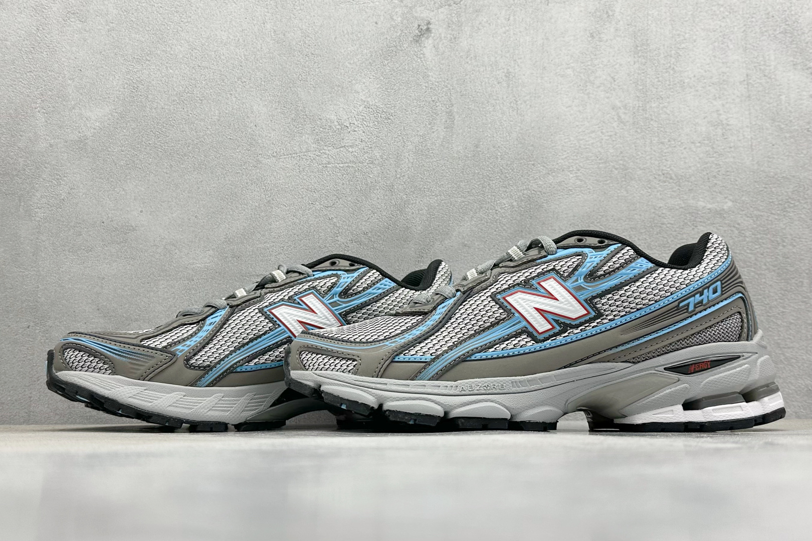  
K版 New Balance 740 复古跑鞋 
小红书爆款 官网售罄
这双鞋确实是NB家经典复古款
