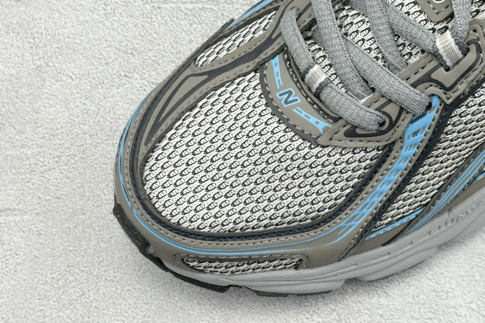  
K版 New Balance 740 复古跑鞋 
小红书爆款 官网售罄
这双鞋确实是NB家经典复古款