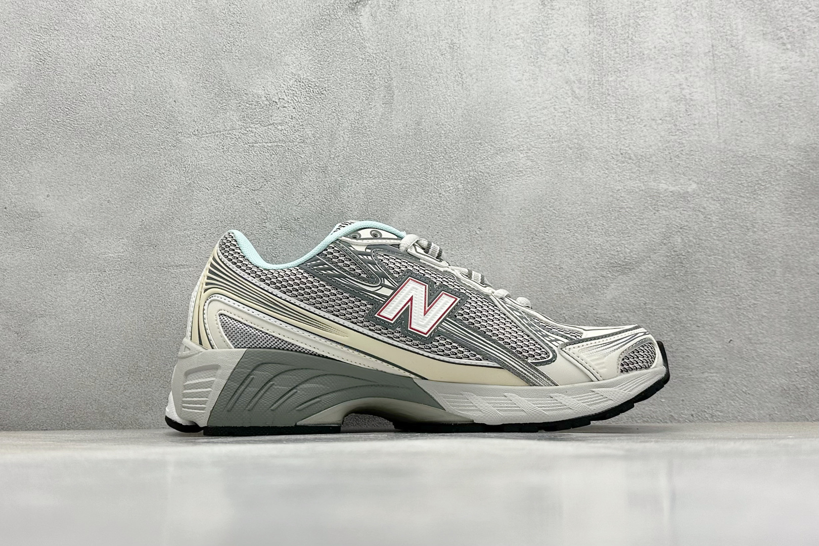  
K版 New Balance 740 复古跑鞋 
小红书爆款 官网售罄
这双鞋确实是NB家经典复古款