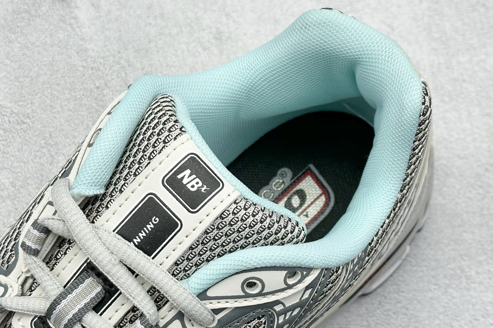 
K版 New Balance 740 复古跑鞋 
小红书爆款 官网售罄
这双鞋确实是NB家经典复古款