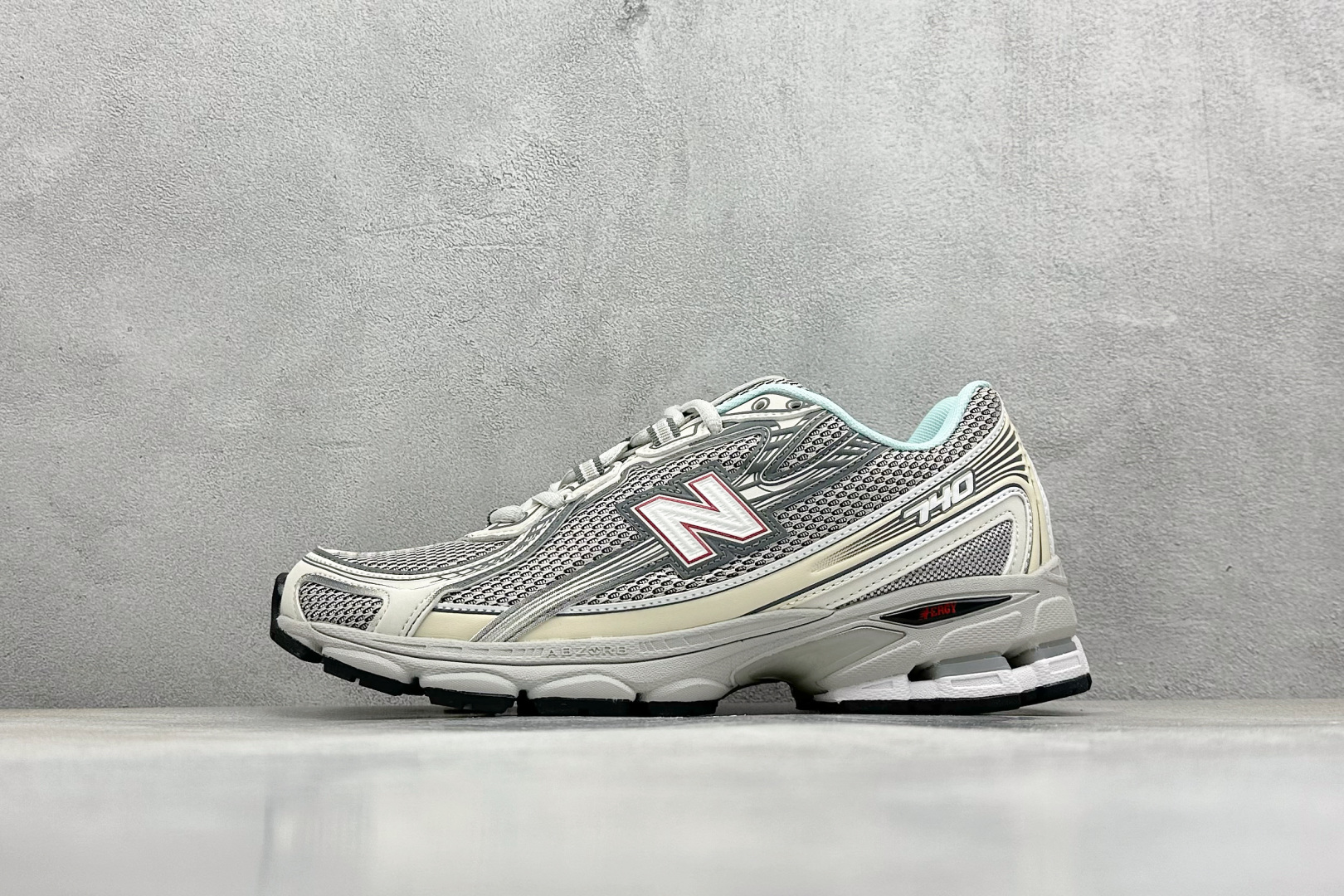  
K版 New Balance 740 复古跑鞋 
小红书爆款 官网售罄
这双鞋确实是NB家经典复古款