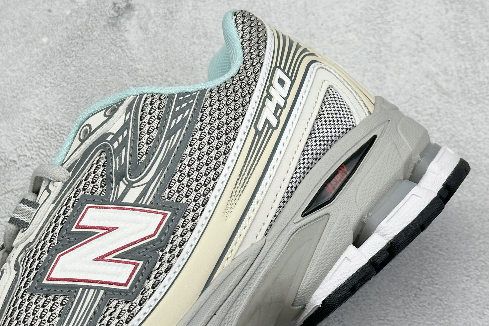  
K版 New Balance 740 复古跑鞋 
小红书爆款 官网售罄
这双鞋确实是NB家经典复古款