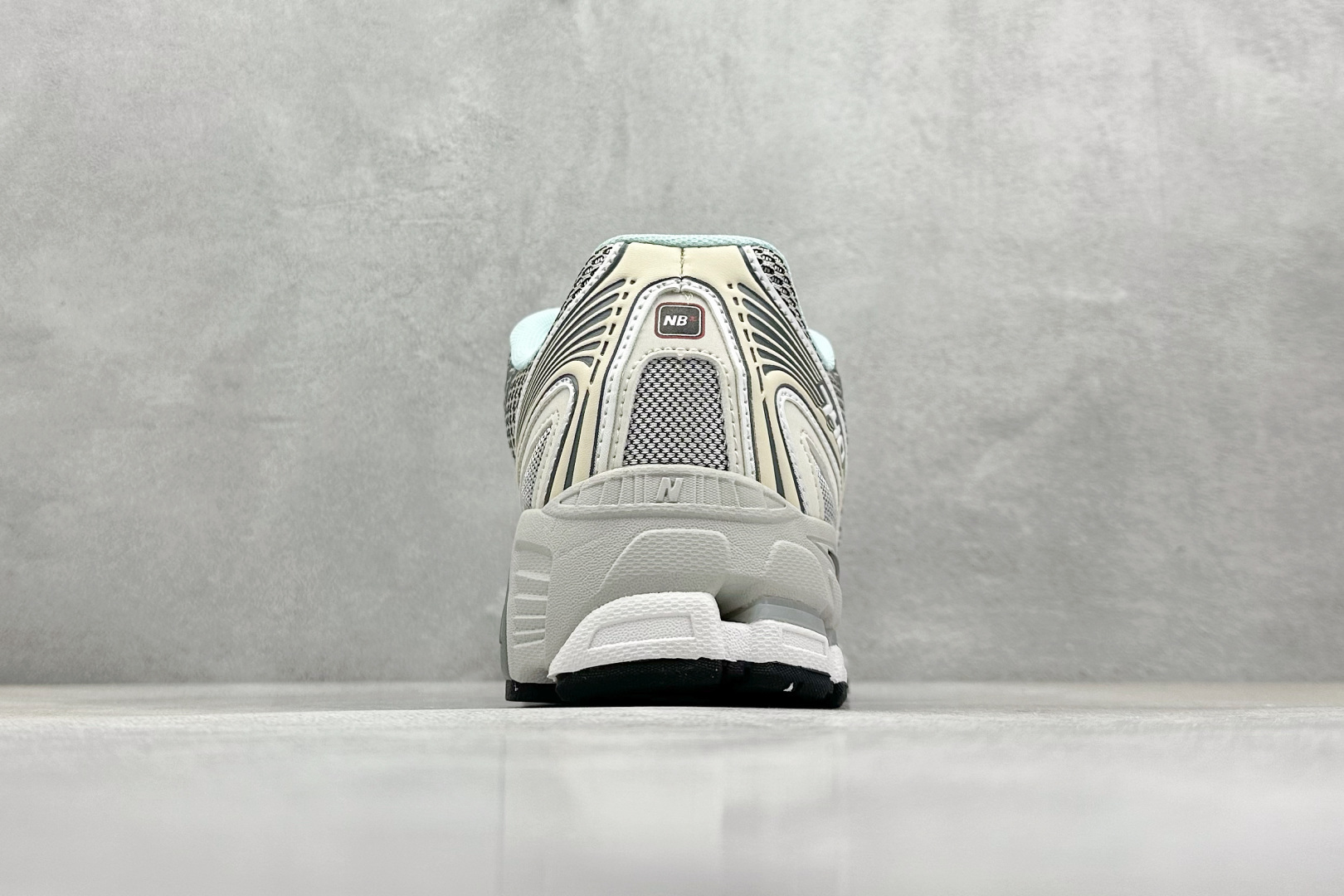  
K版 New Balance 740 复古跑鞋 
小红书爆款 官网售罄
这双鞋确实是NB家经典复古款