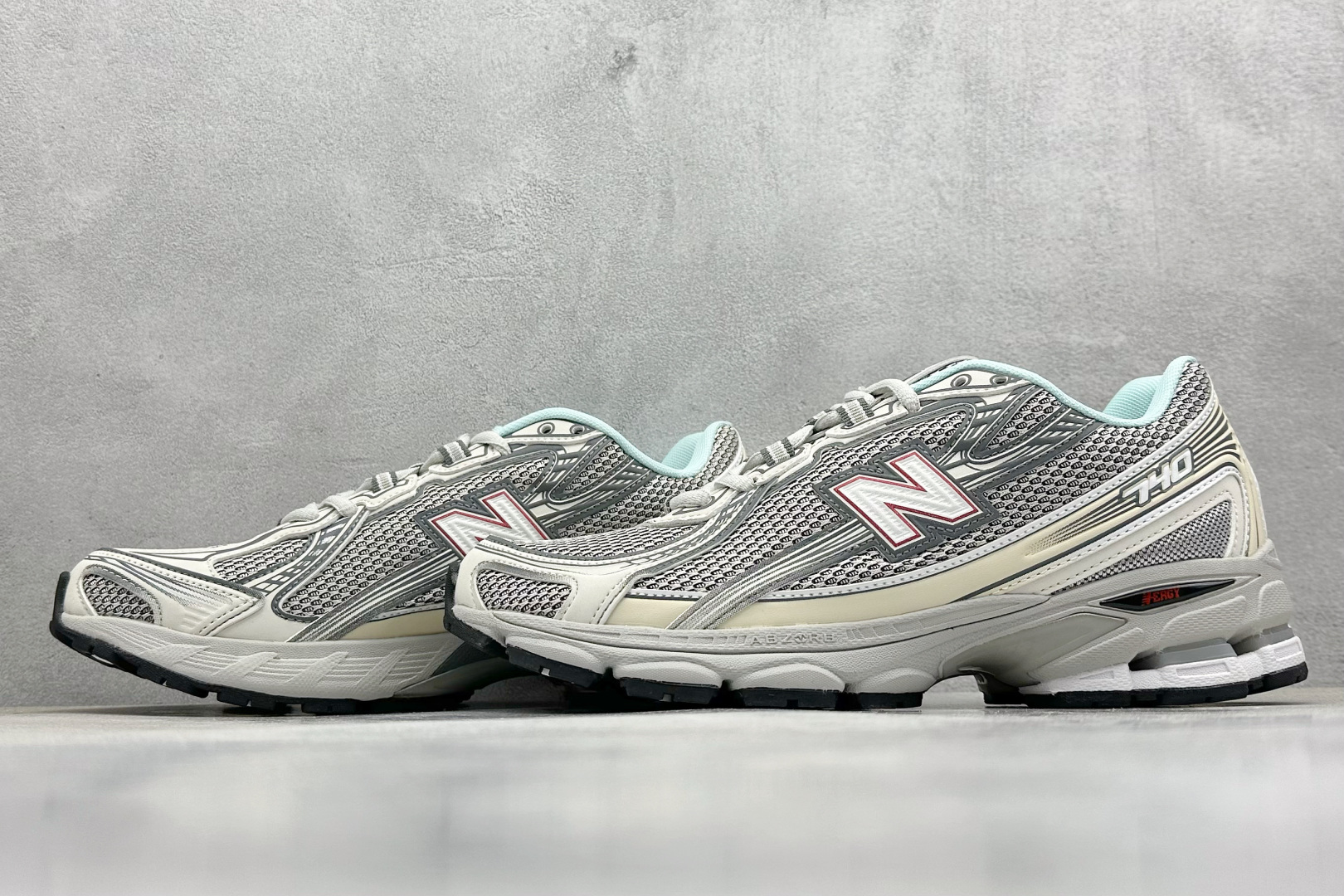  
K版 New Balance 740 复古跑鞋 
小红书爆款 官网售罄
这双鞋确实是NB家经典复古款