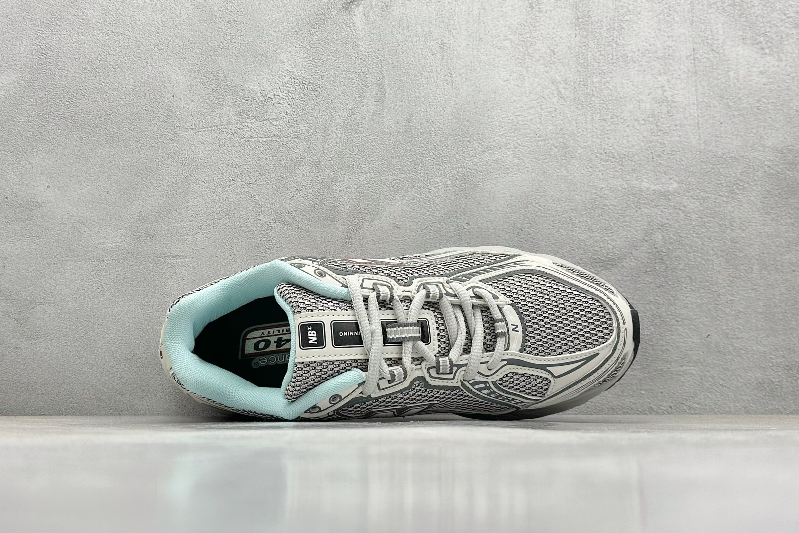  
K版 New Balance 740 复古跑鞋 
小红书爆款 官网售罄
这双鞋确实是NB家经典复古款