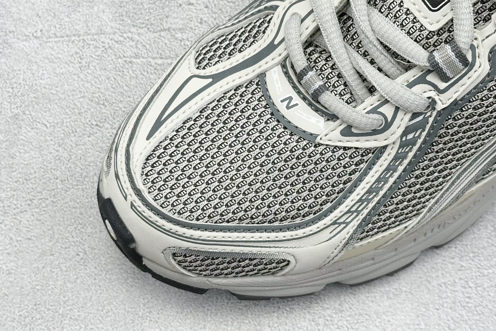  
K版 New Balance 740 复古跑鞋 
小红书爆款 官网售罄
这双鞋确实是NB家经典复古款