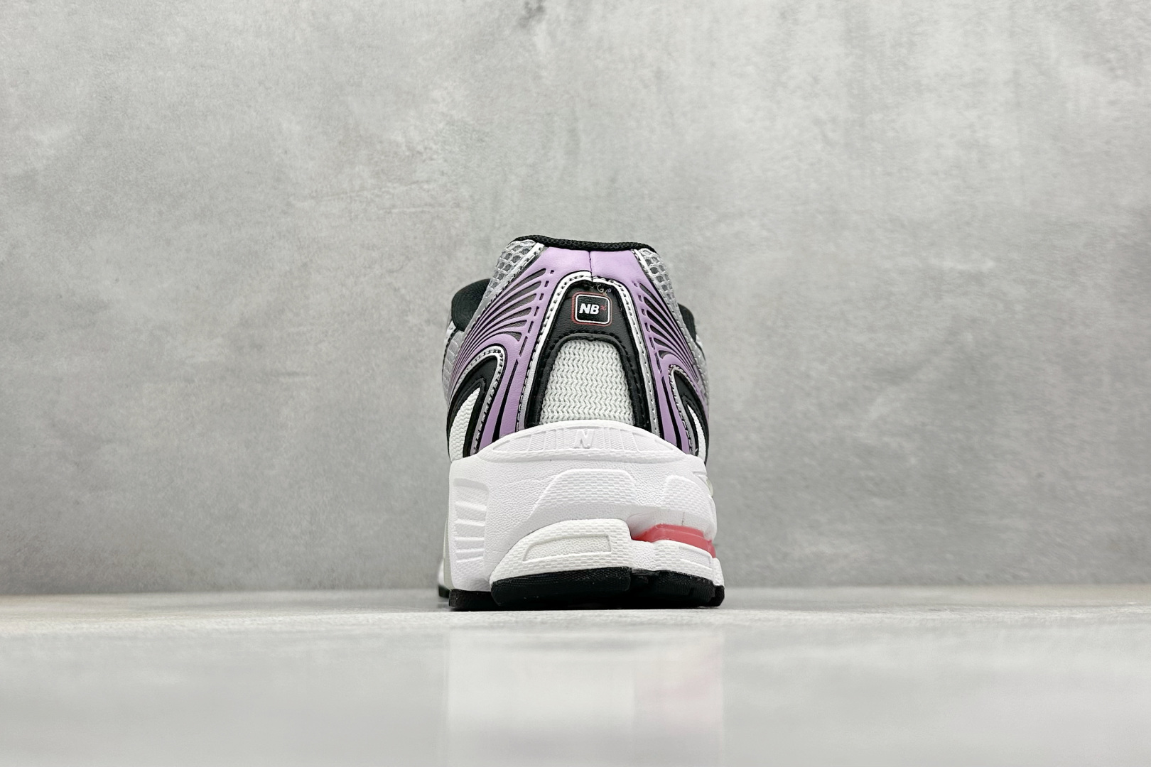  
K版 New Balance 740 复古跑鞋 
小红书爆款 官网售罄
这双鞋确实是NB家经典复古款