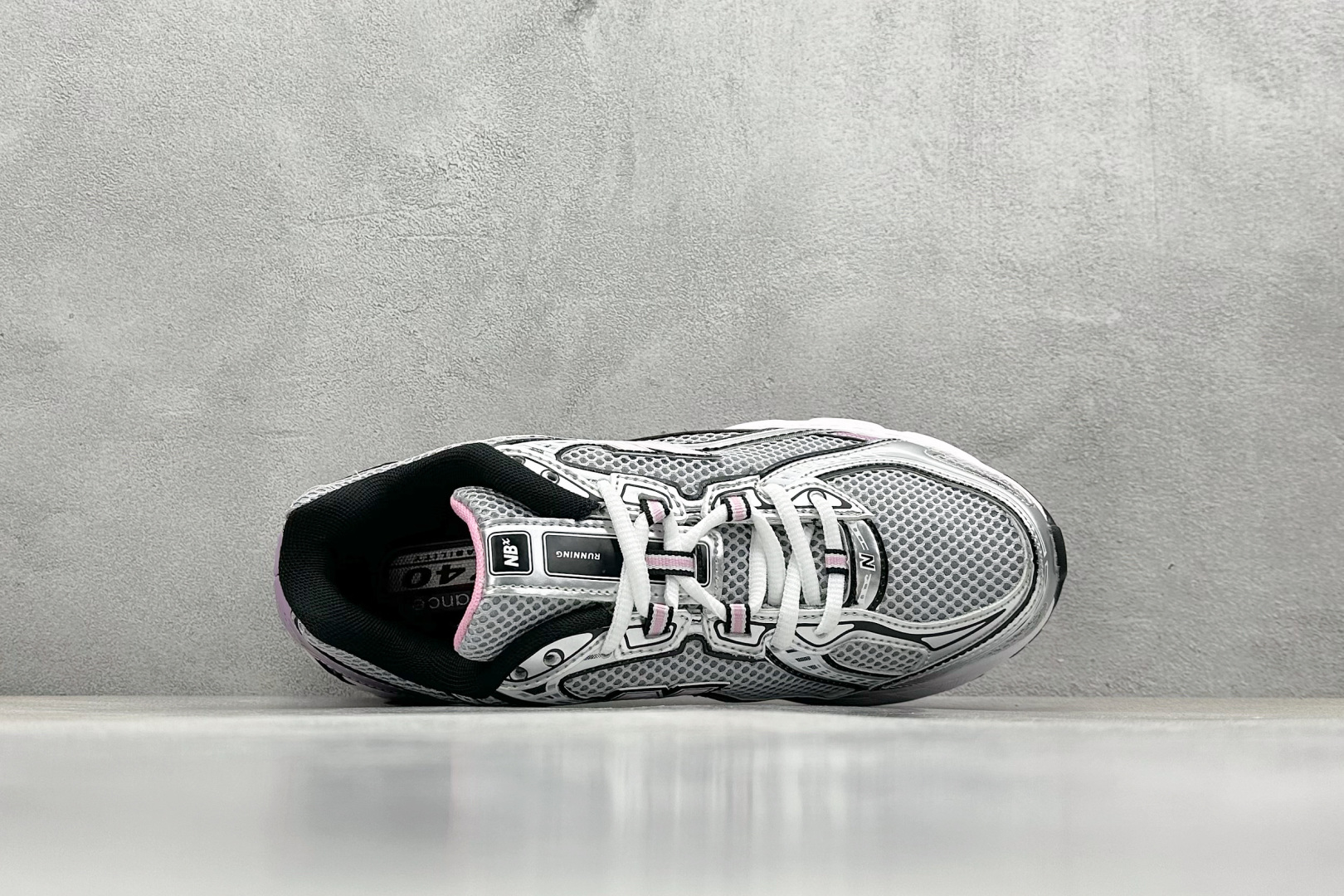  
K版 New Balance 740 复古跑鞋 
小红书爆款 官网售罄
这双鞋确实是NB家经典复古款