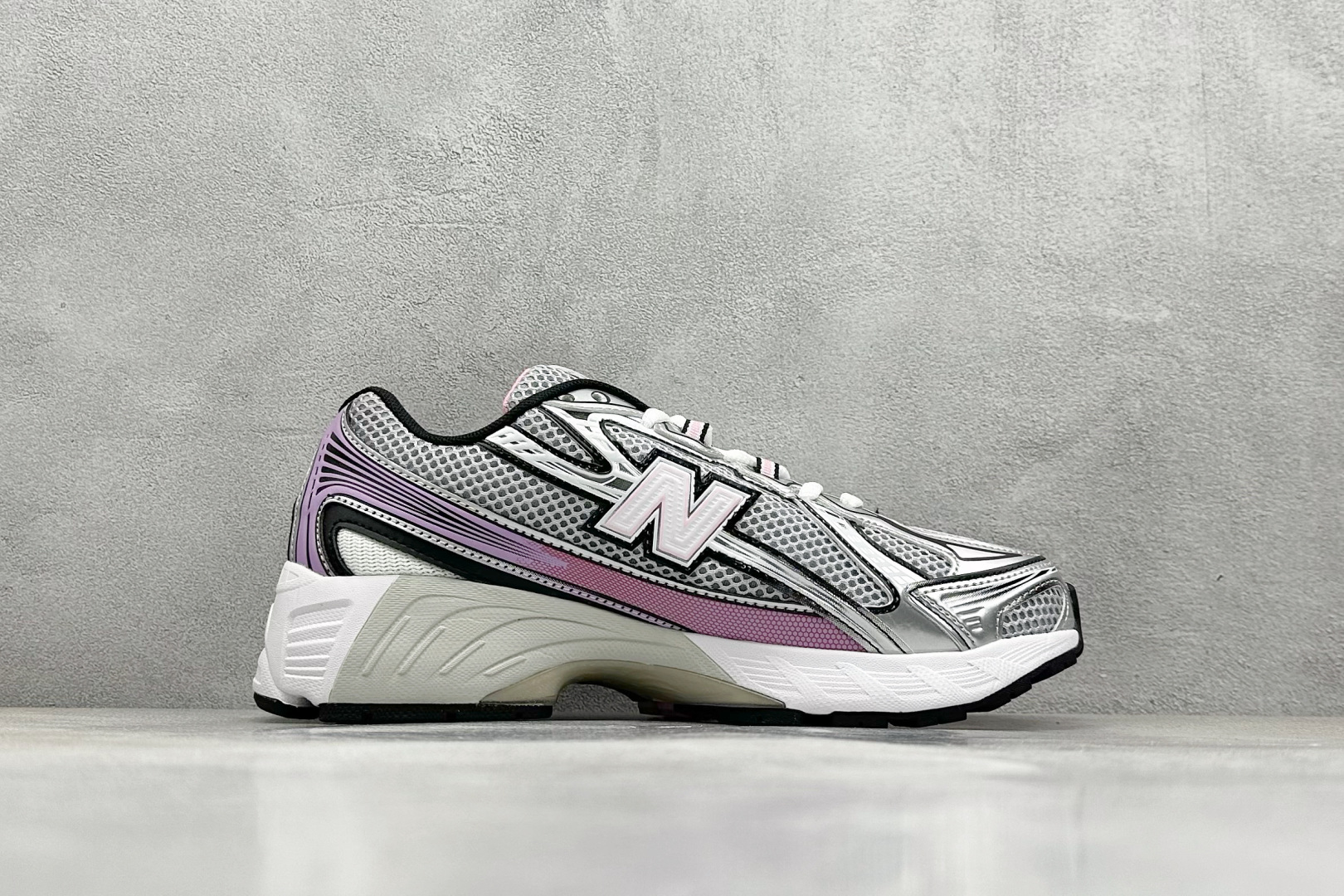  
K版 New Balance 740 复古跑鞋 
小红书爆款 官网售罄
这双鞋确实是NB家经典复古款