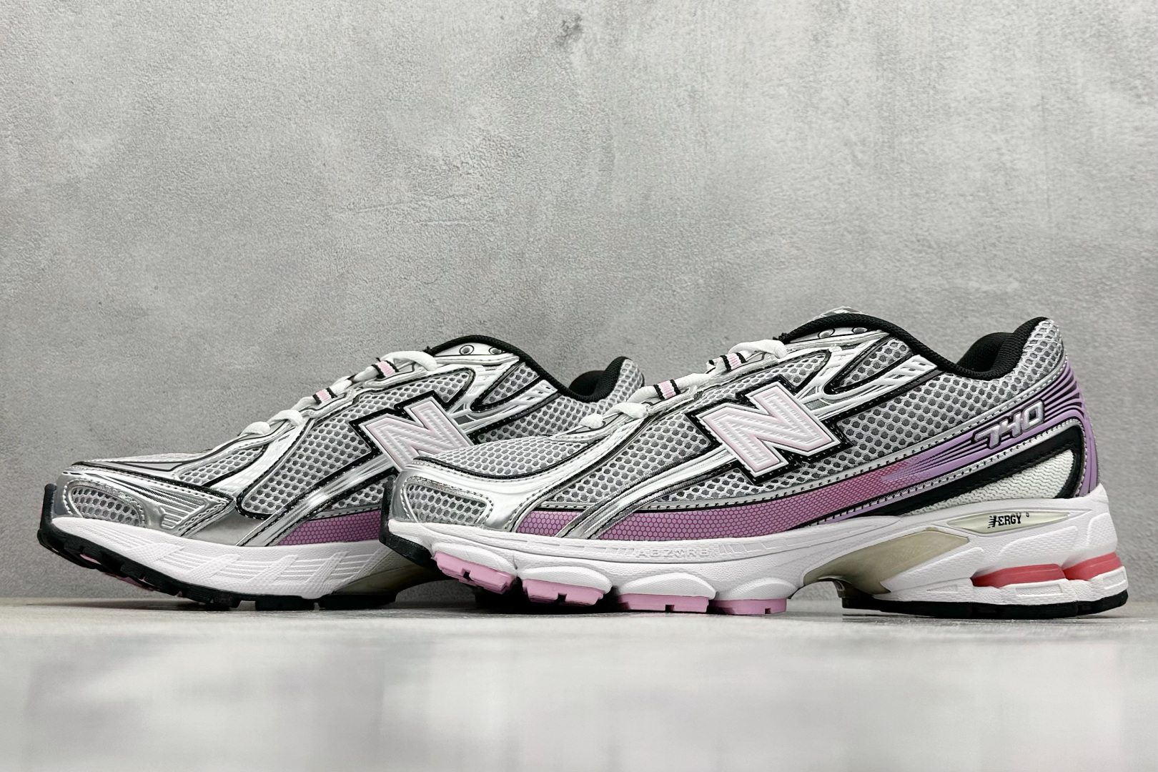  
K版 New Balance 740 复古跑鞋 
小红书爆款 官网售罄
这双鞋确实是NB家经典复古款