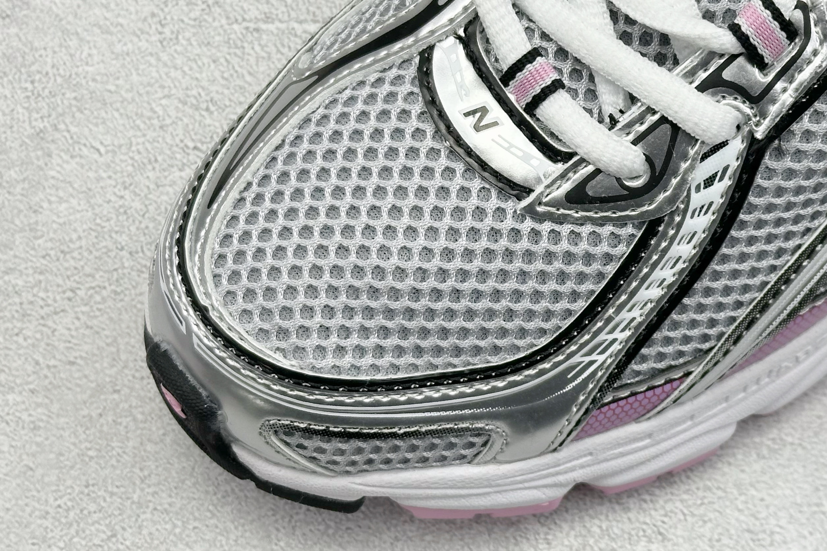  
K版 New Balance 740 复古跑鞋 
小红书爆款 官网售罄
这双鞋确实是NB家经典复古款
