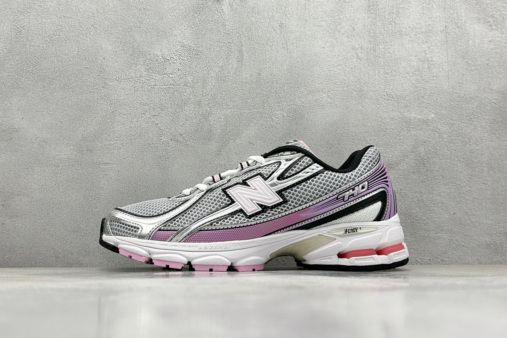  
K版 New Balance 740 复古跑鞋 
小红书爆款 官网售罄
这双鞋确实是NB家经典复古款